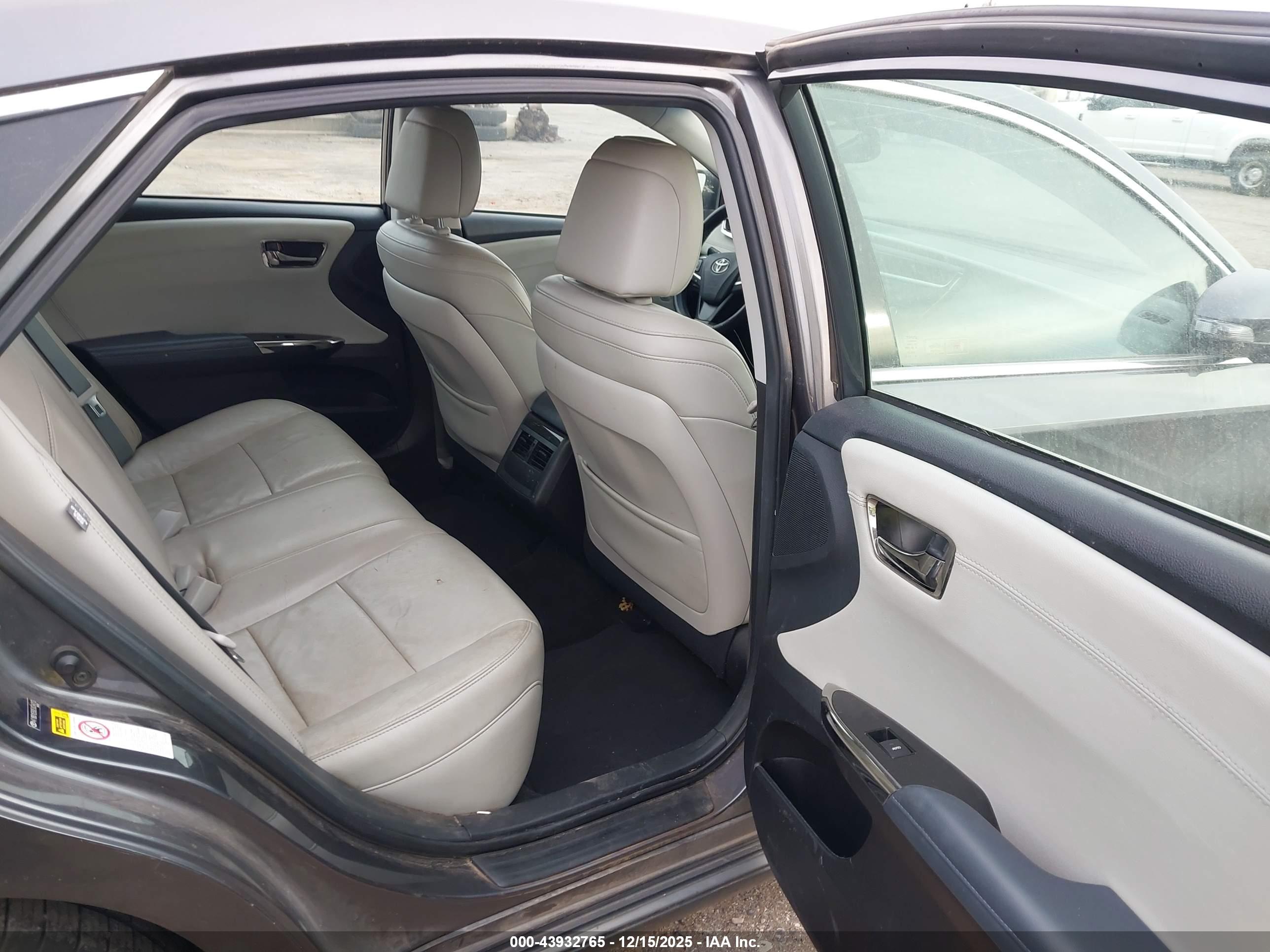 TOYOTA AVALON image 8