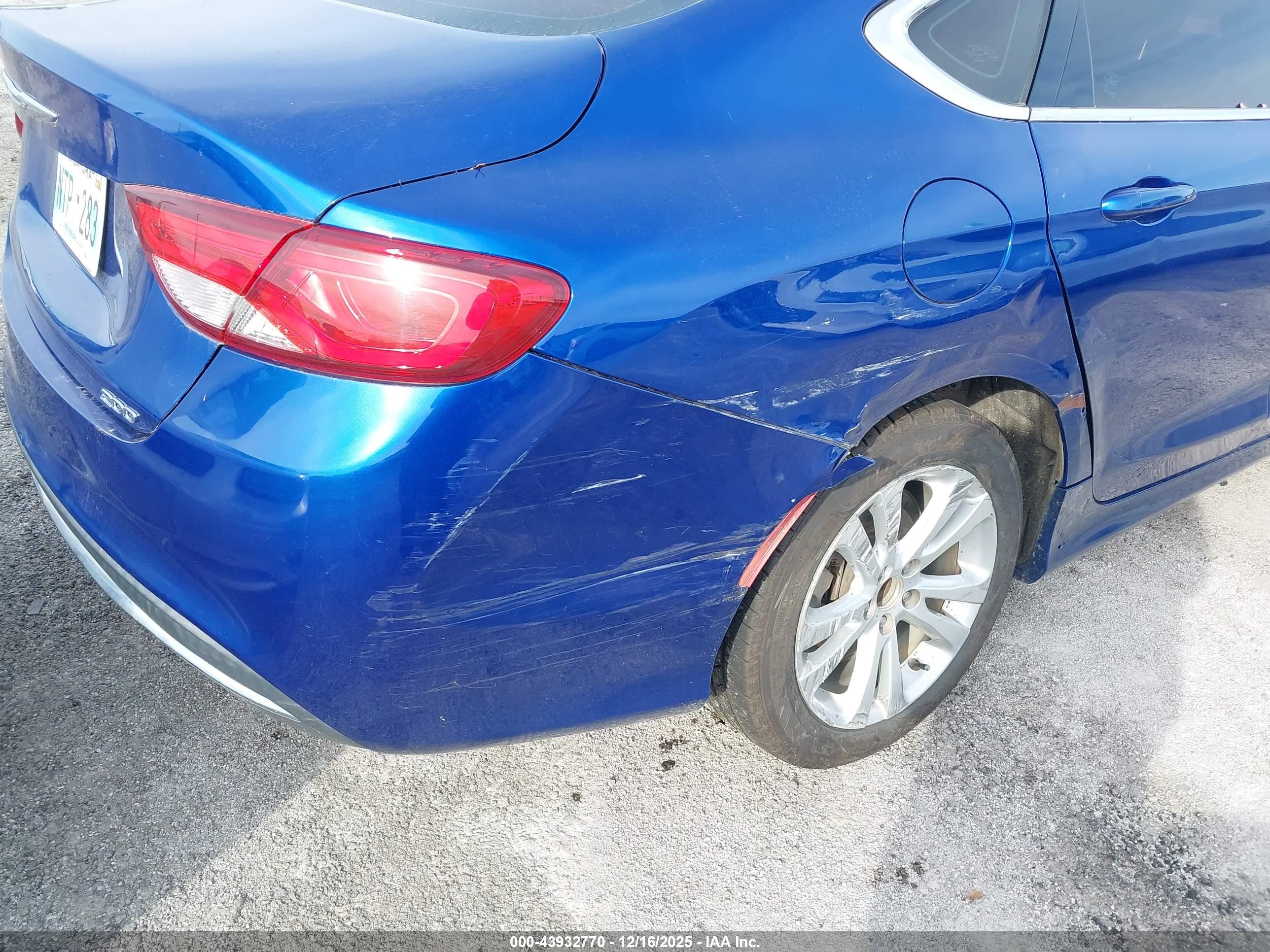 CHRYSLER 200 image 6