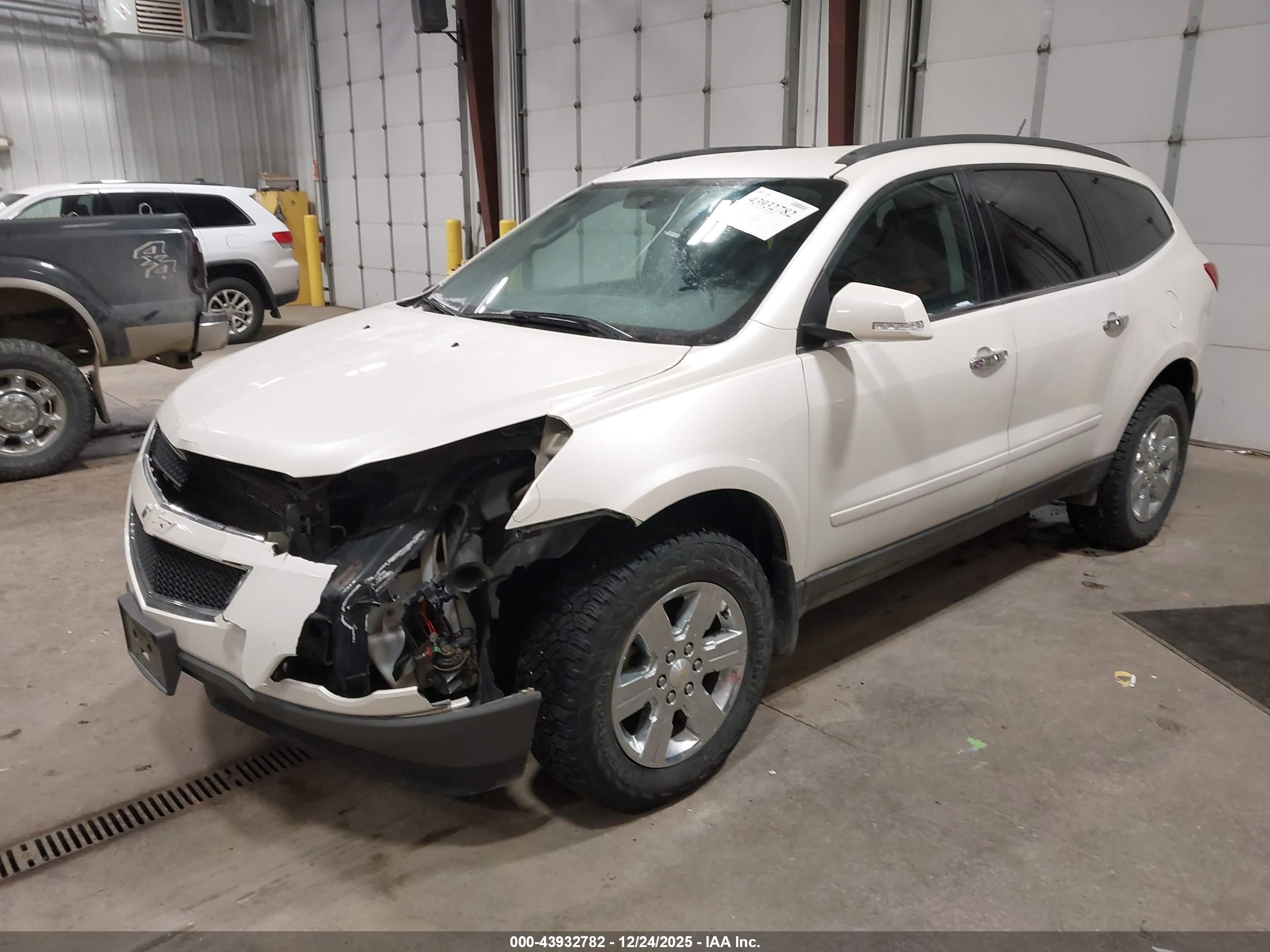 CHEVROLET TRAVERSE image 2