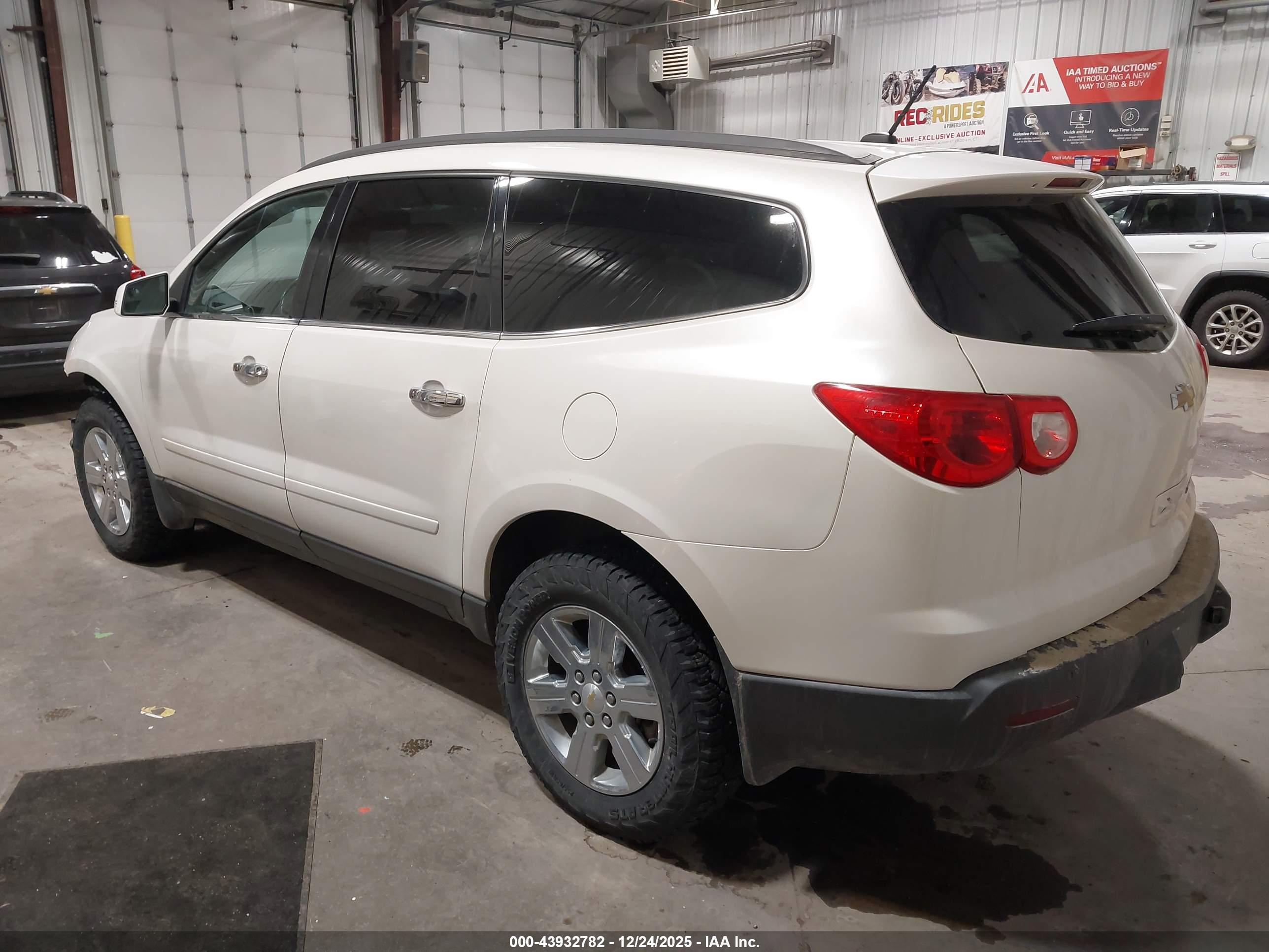 CHEVROLET TRAVERSE image 3
