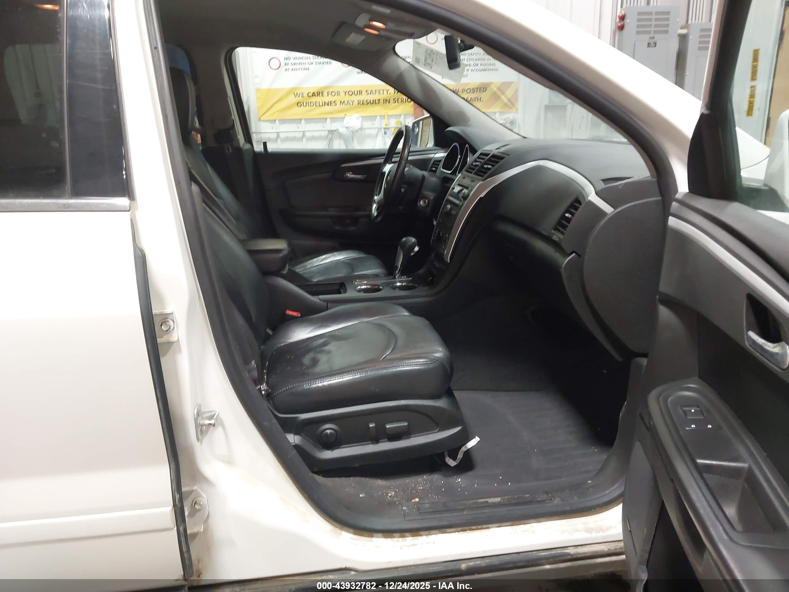 CHEVROLET TRAVERSE image 5