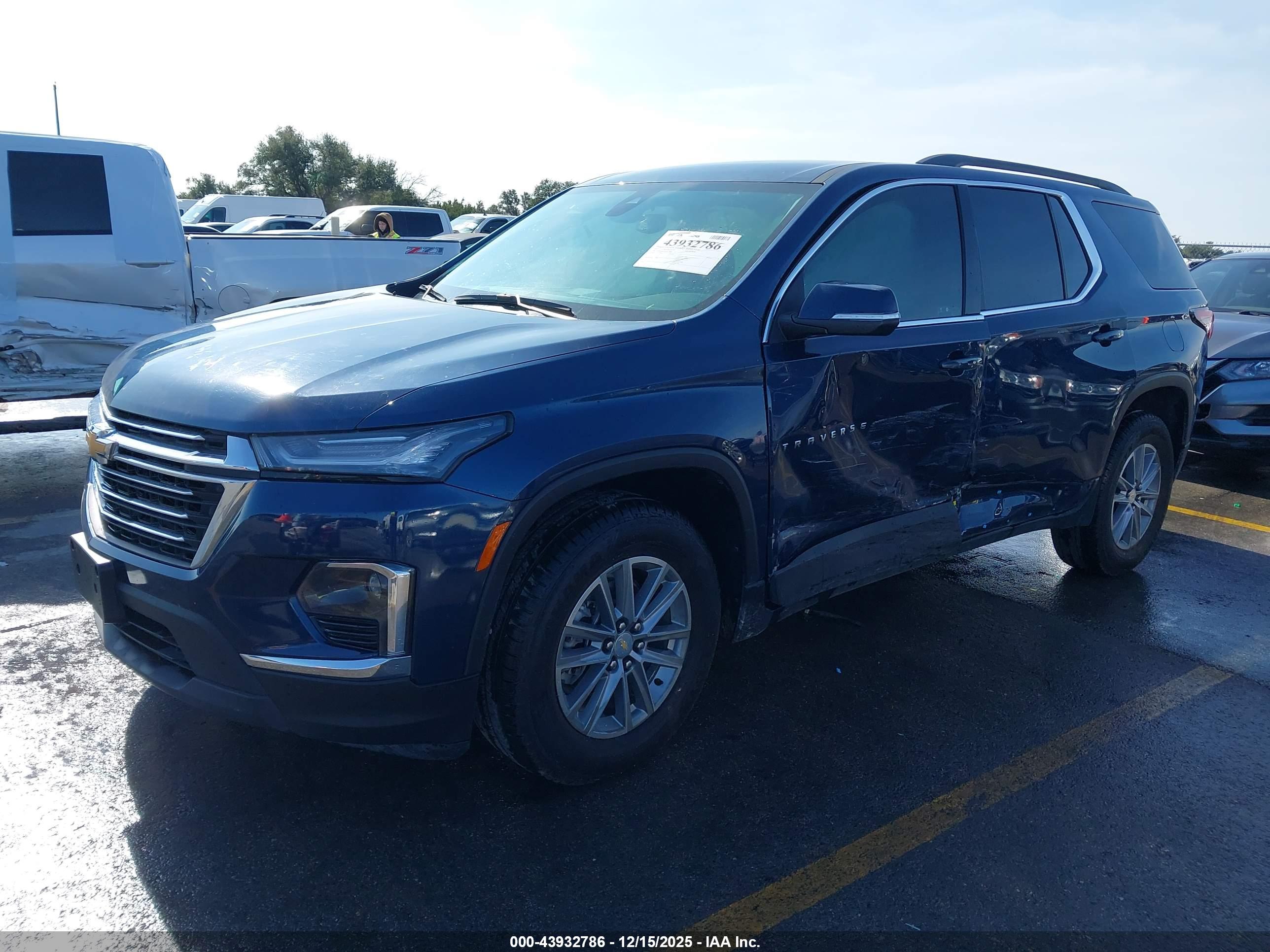 CHEVROLET TRAVERSE image 2