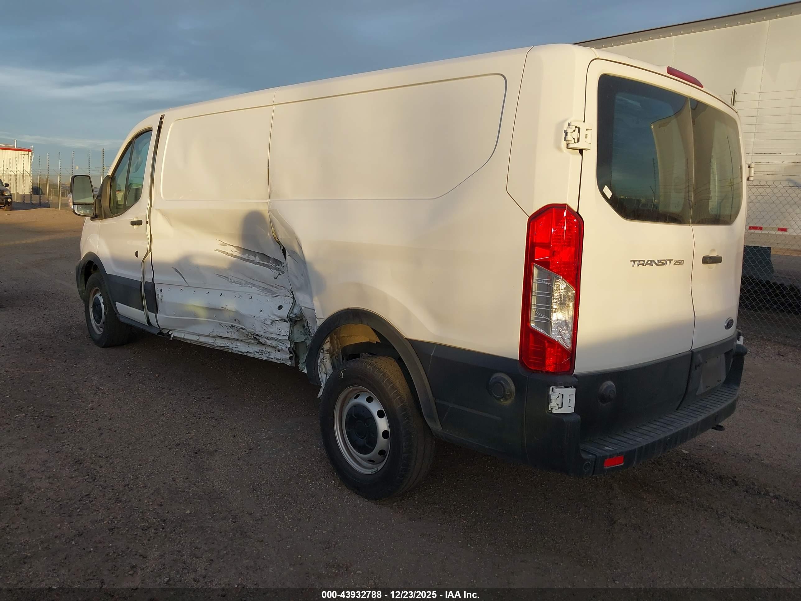 FORD TRANSIT-250 image 3
