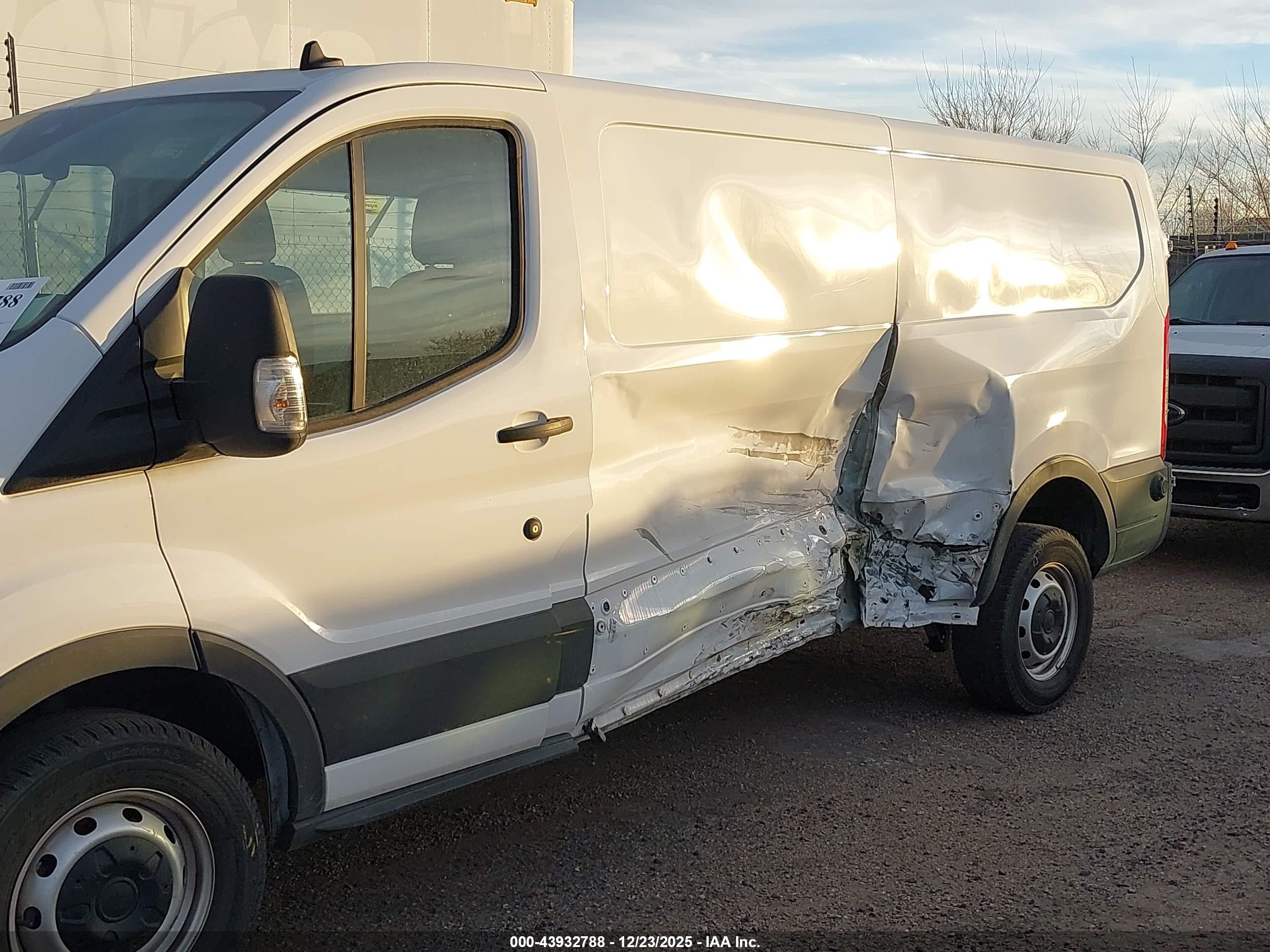 FORD TRANSIT-250 image 6