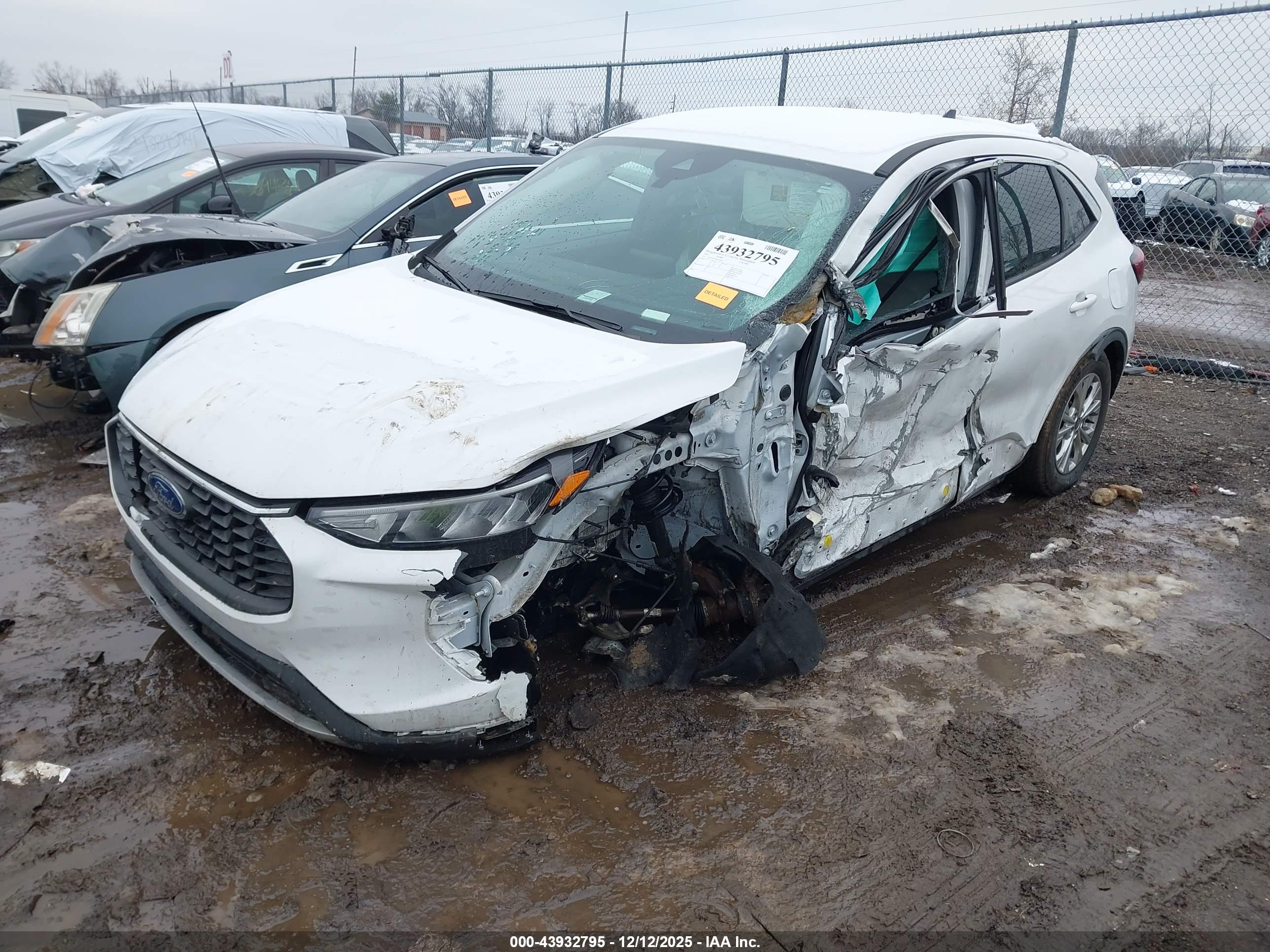 FORD ESCAPE image 2