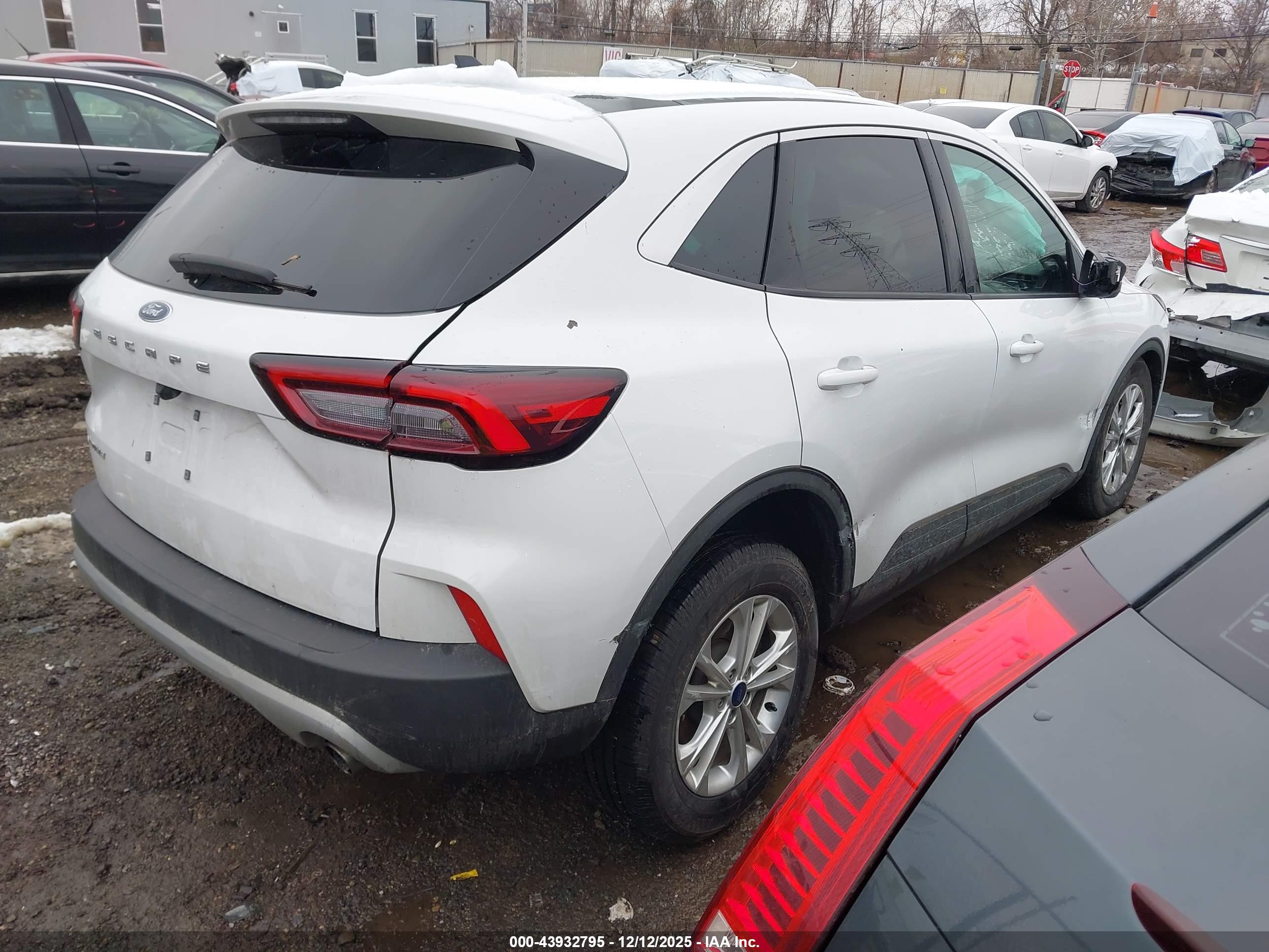 FORD ESCAPE image 4
