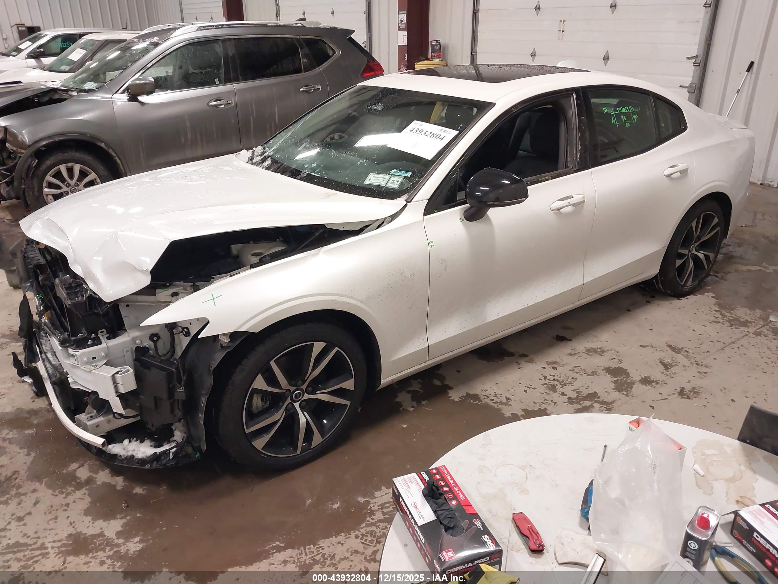 VOLVO S60 image 2