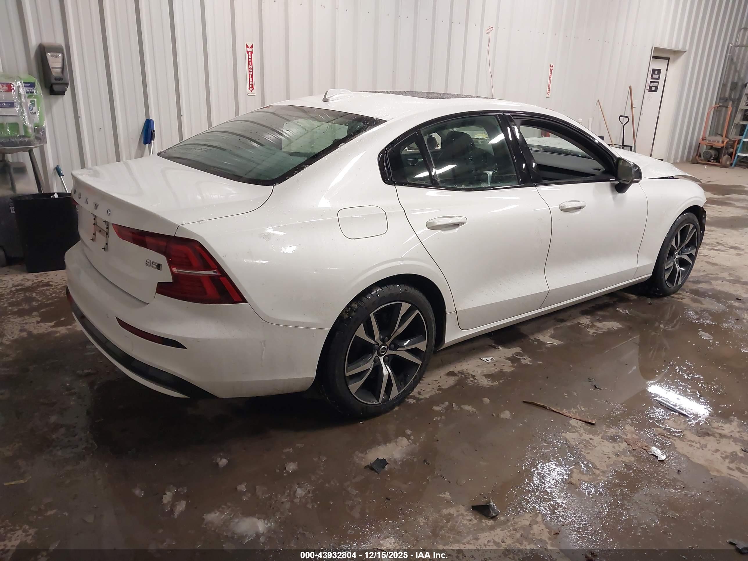 VOLVO S60 image 4