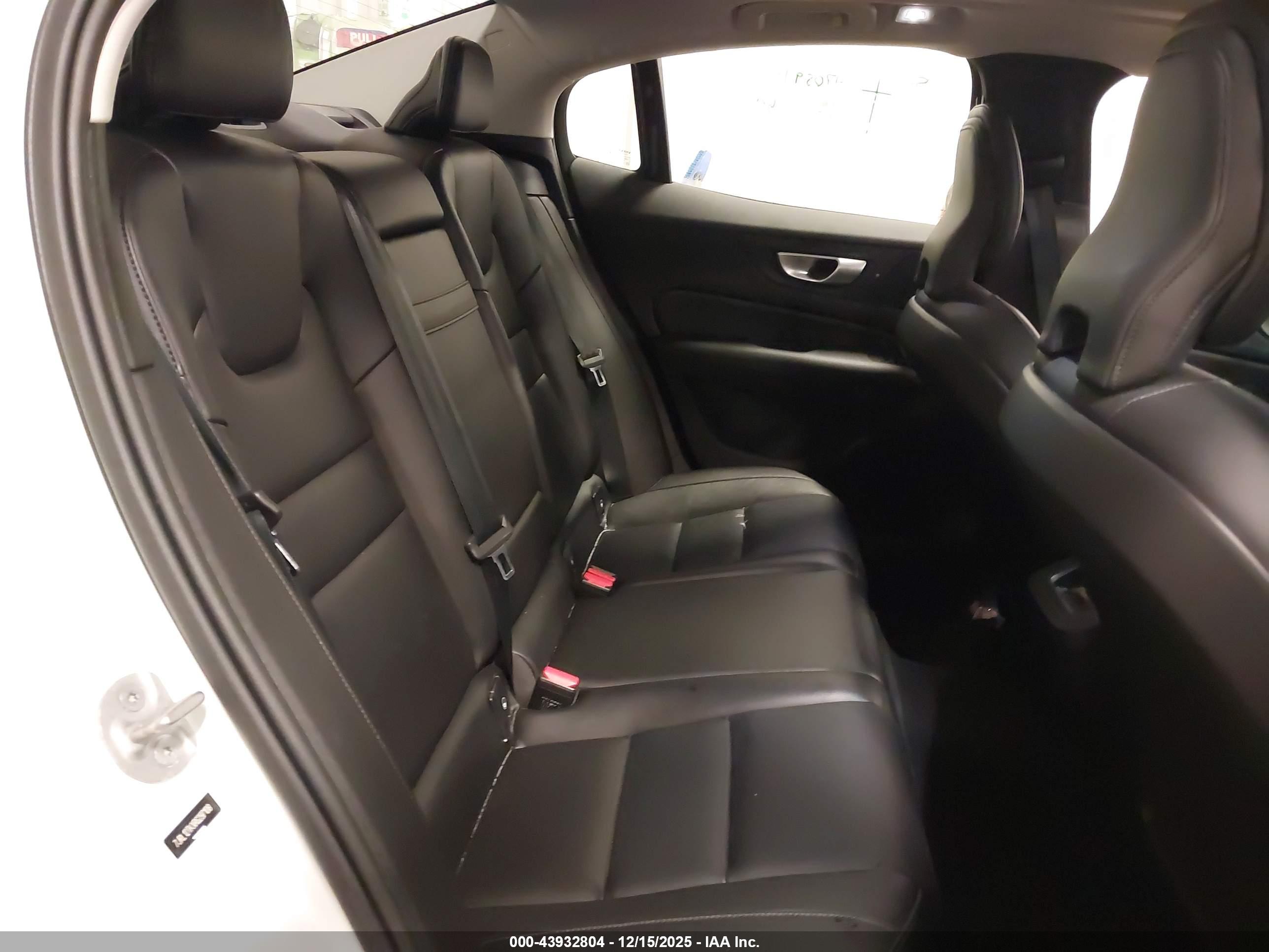 VOLVO S60 image 8