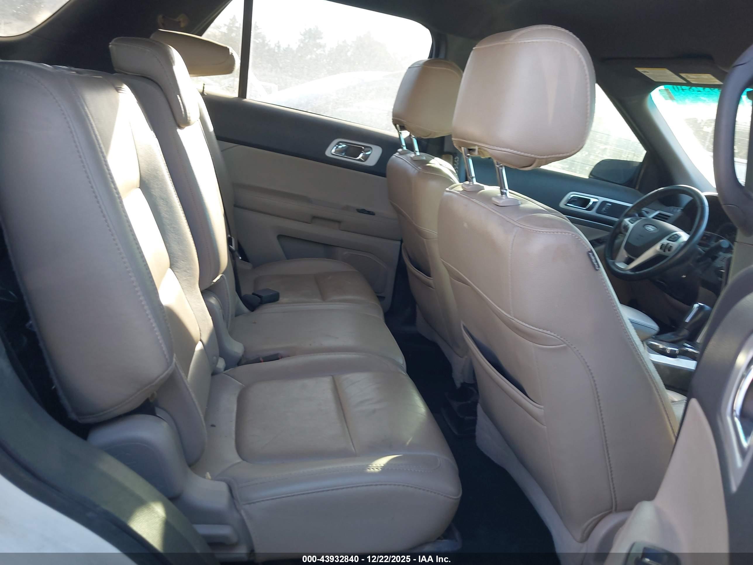 FORD EXPLORER image 8