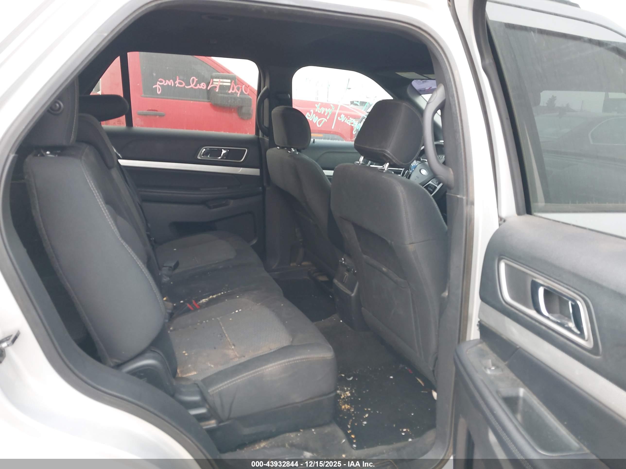 FORD EXPLORER image 8