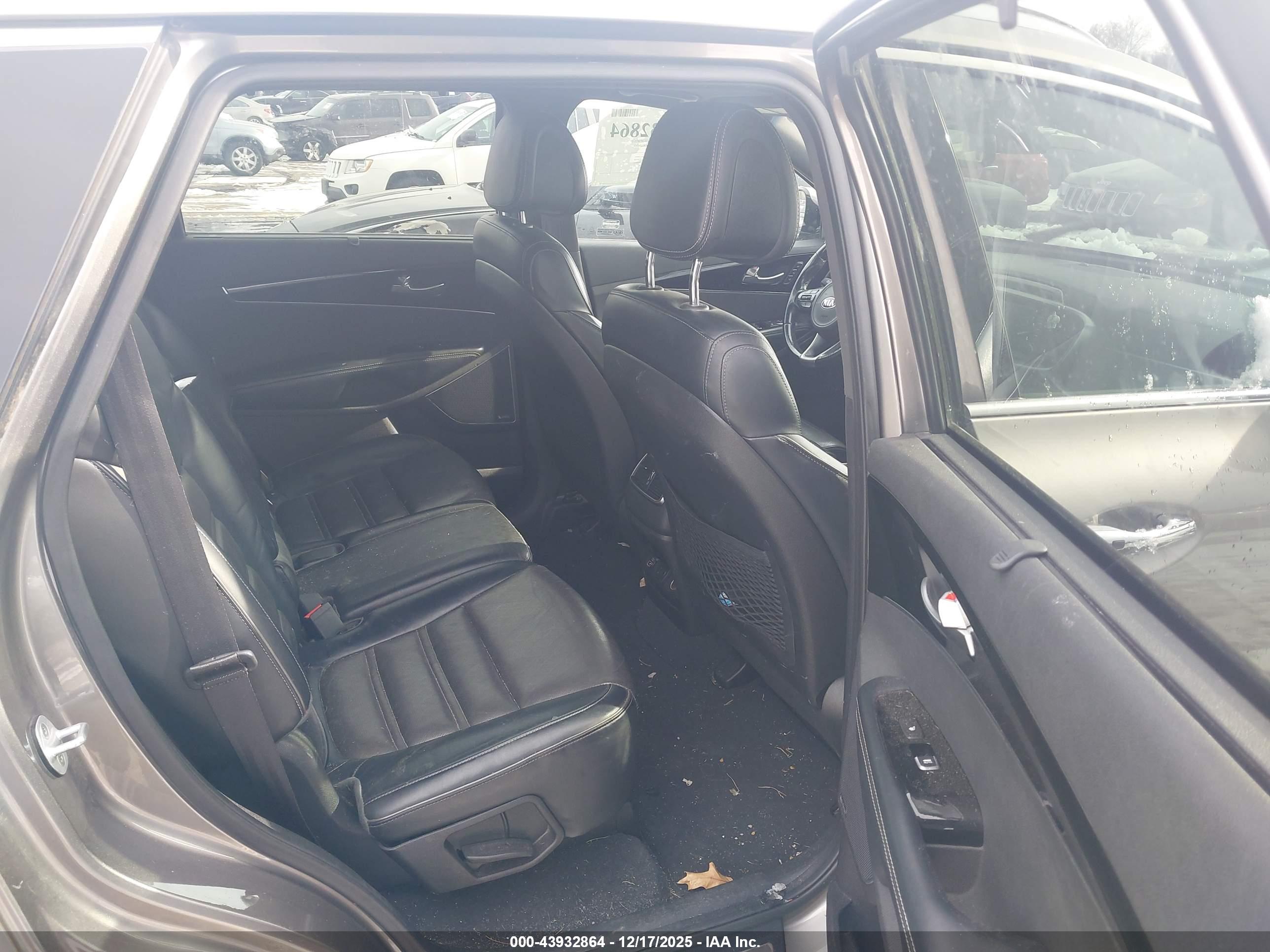 KIA SORENTO image 8