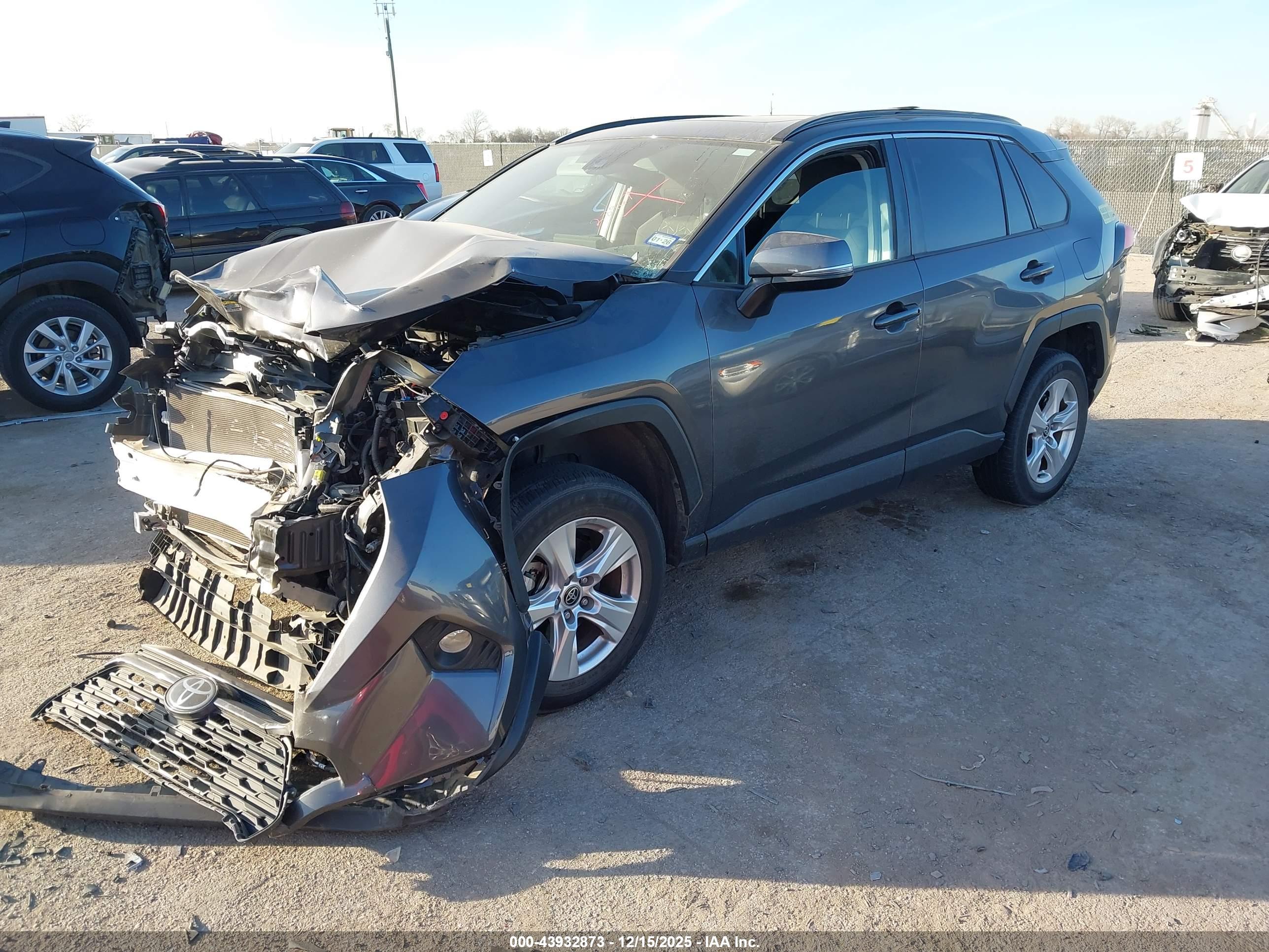 TOYOTA RAV4 image 2