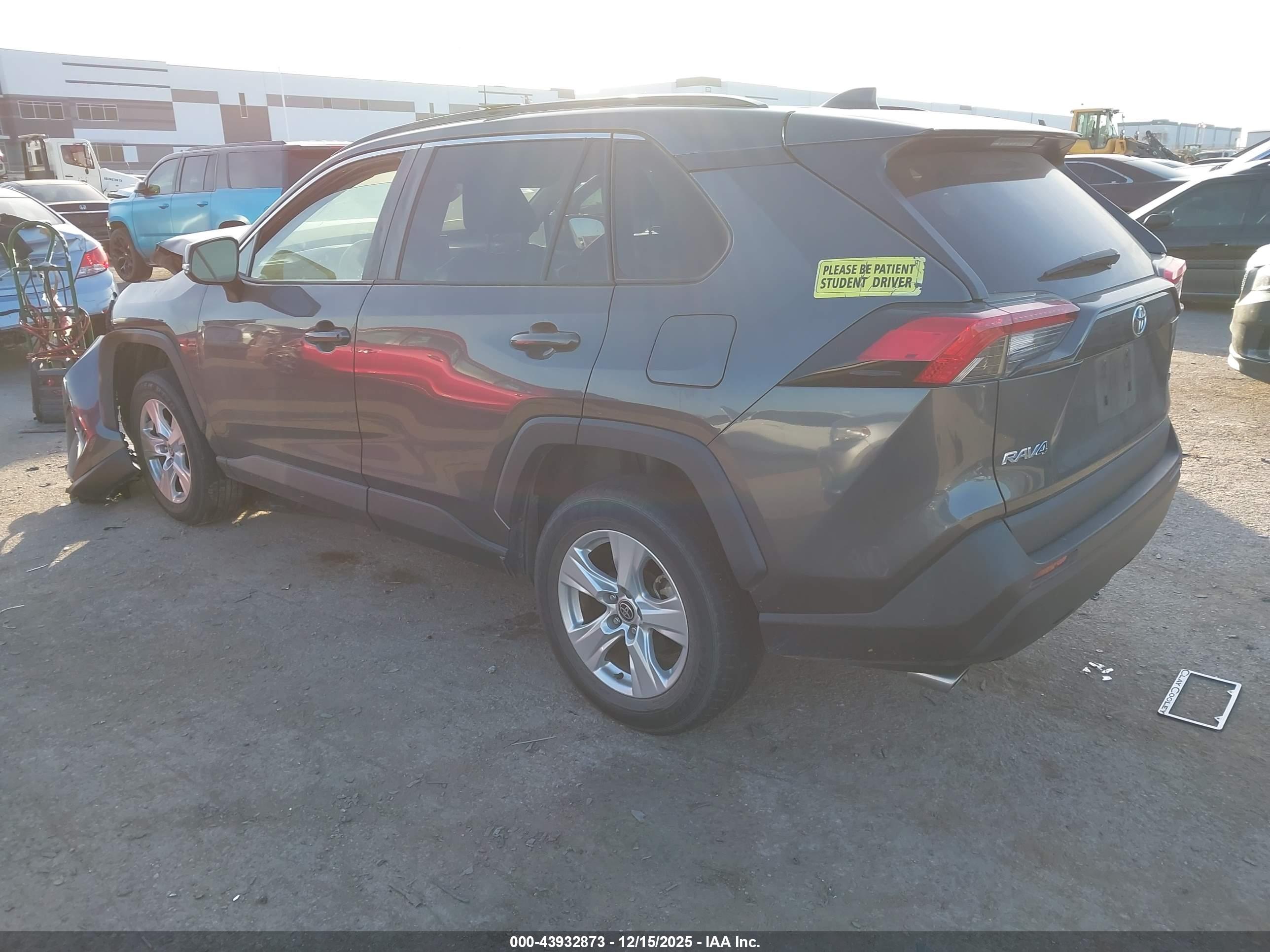 TOYOTA RAV4 image 3
