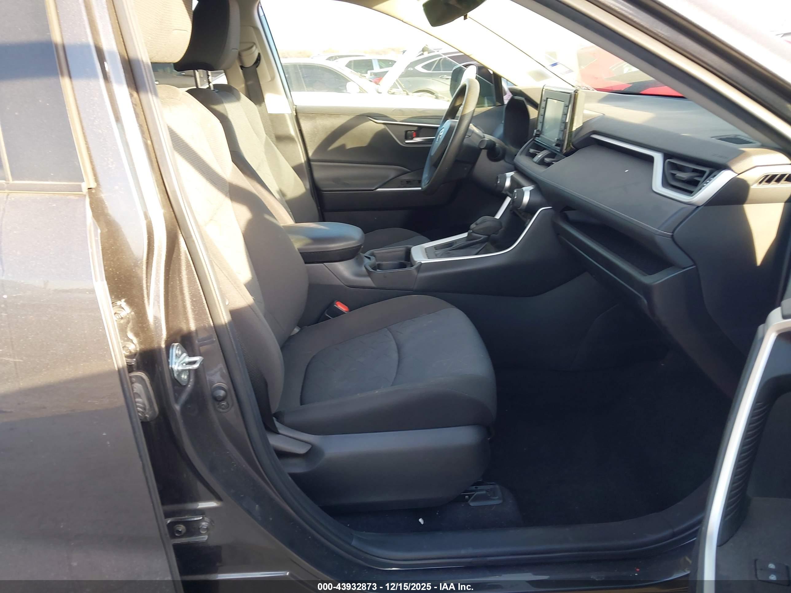 TOYOTA RAV4 image 5