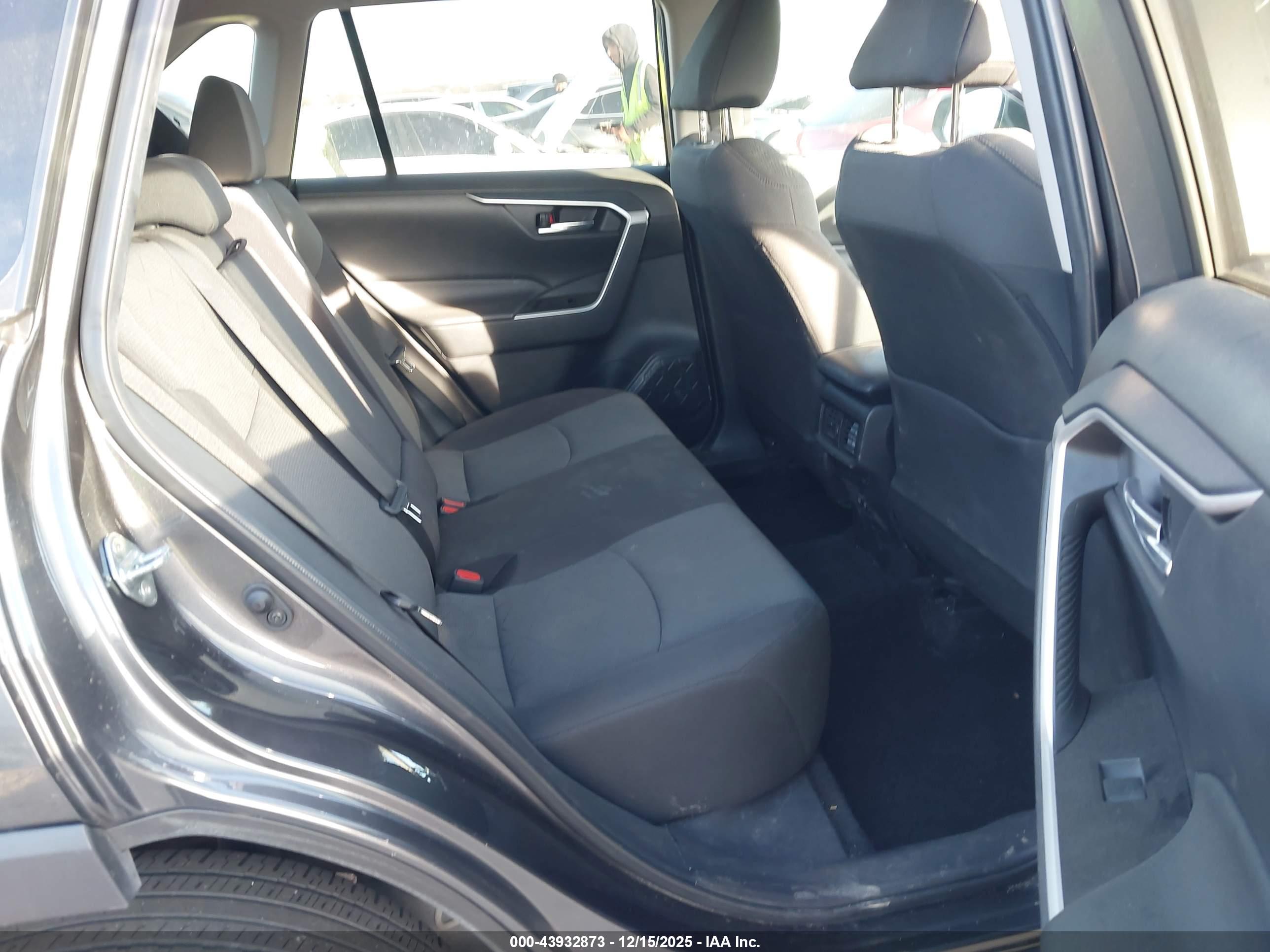 TOYOTA RAV4 image 8