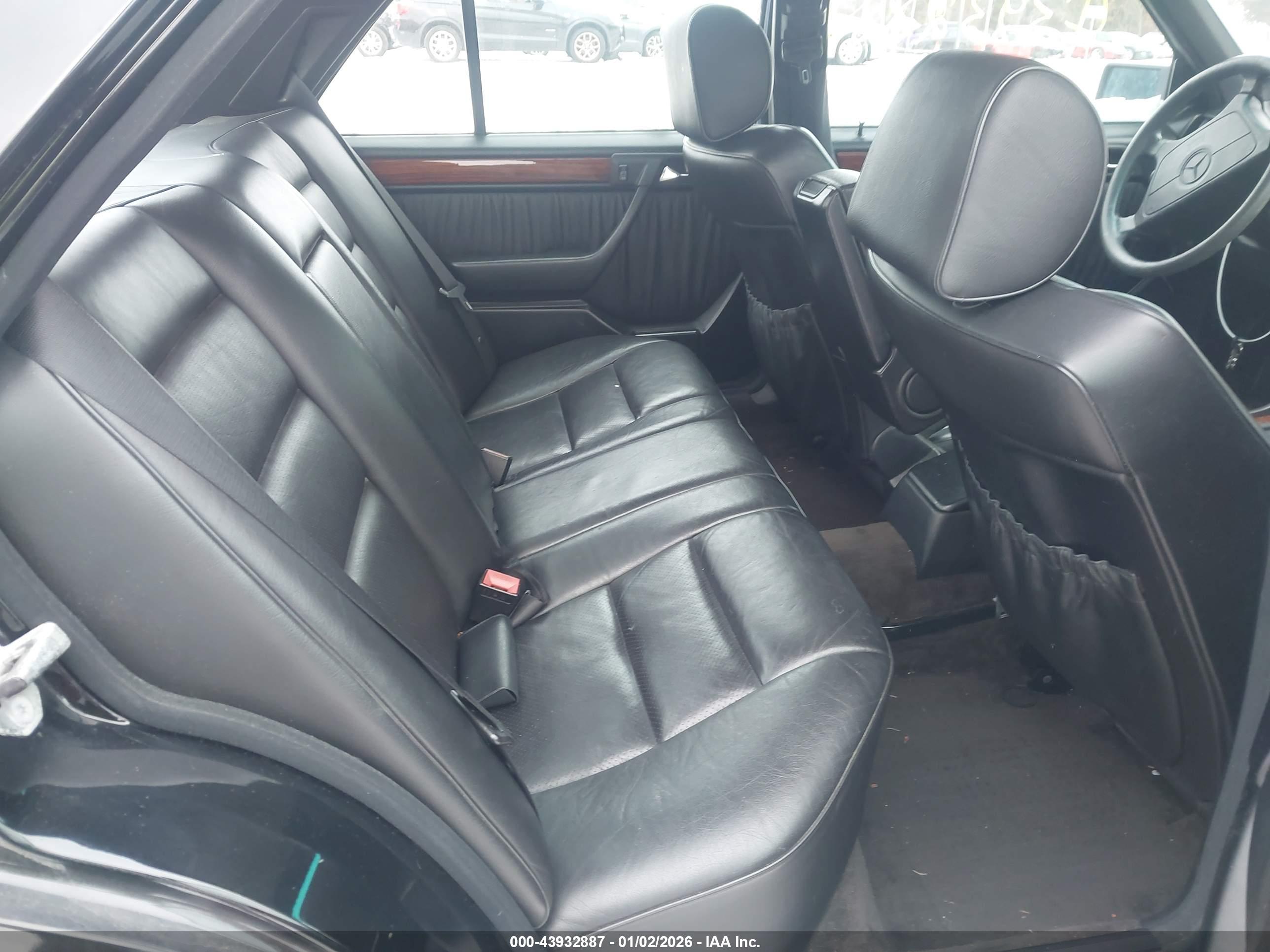 MERCEDES-BENZ E image 8