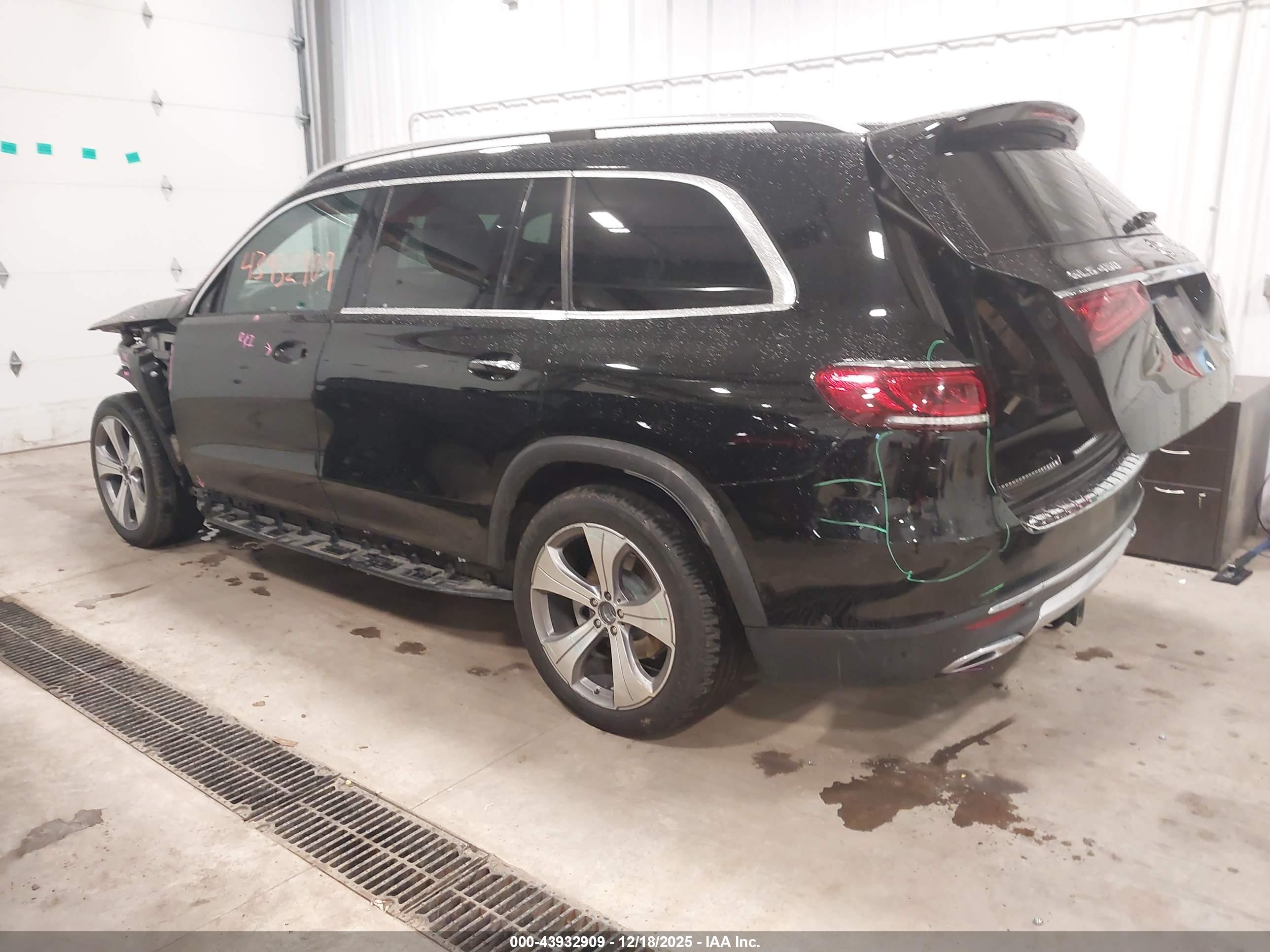 MERCEDES-BENZ GLS image 3