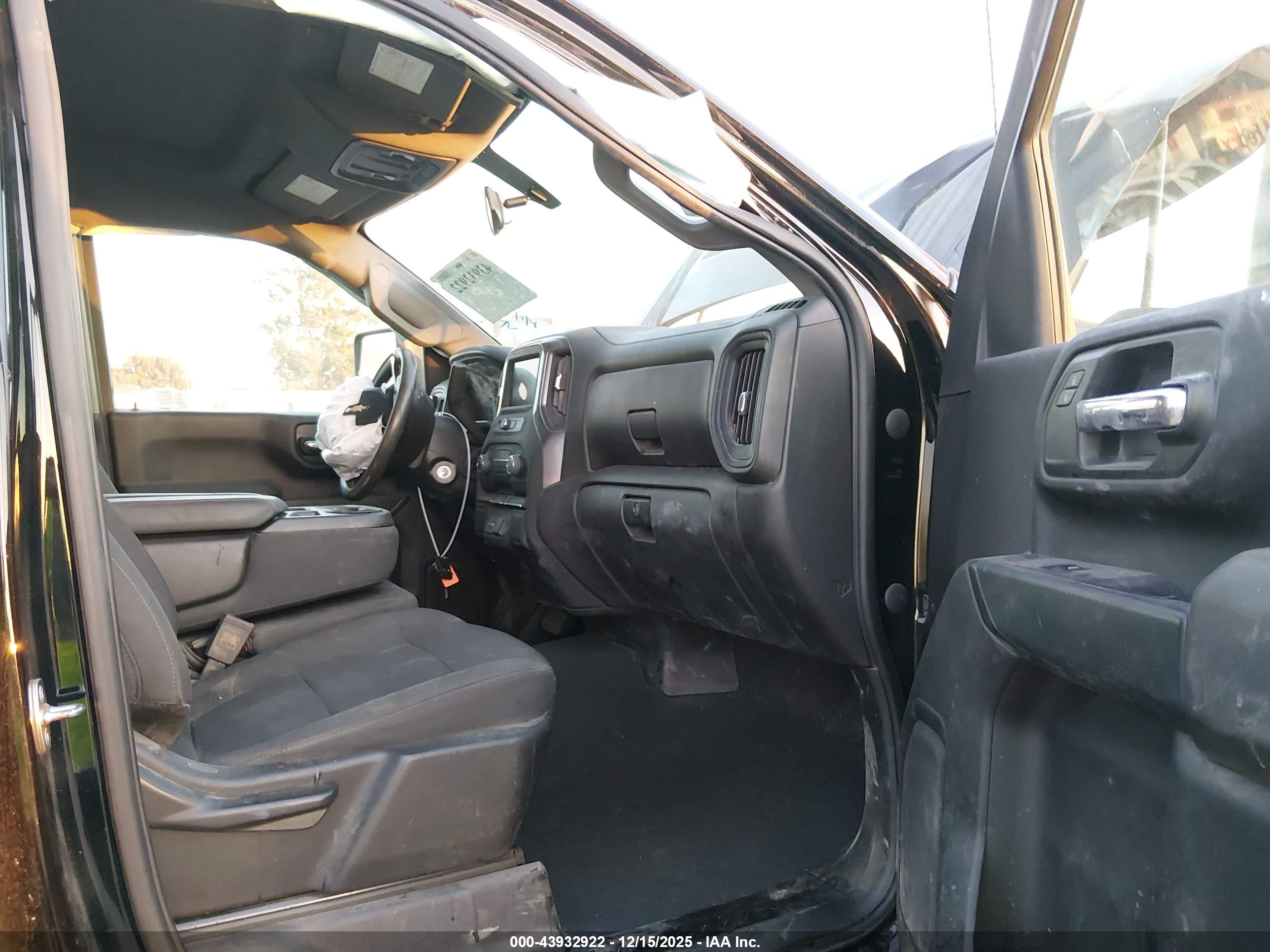 CHEVROLET SILVERADO image 5