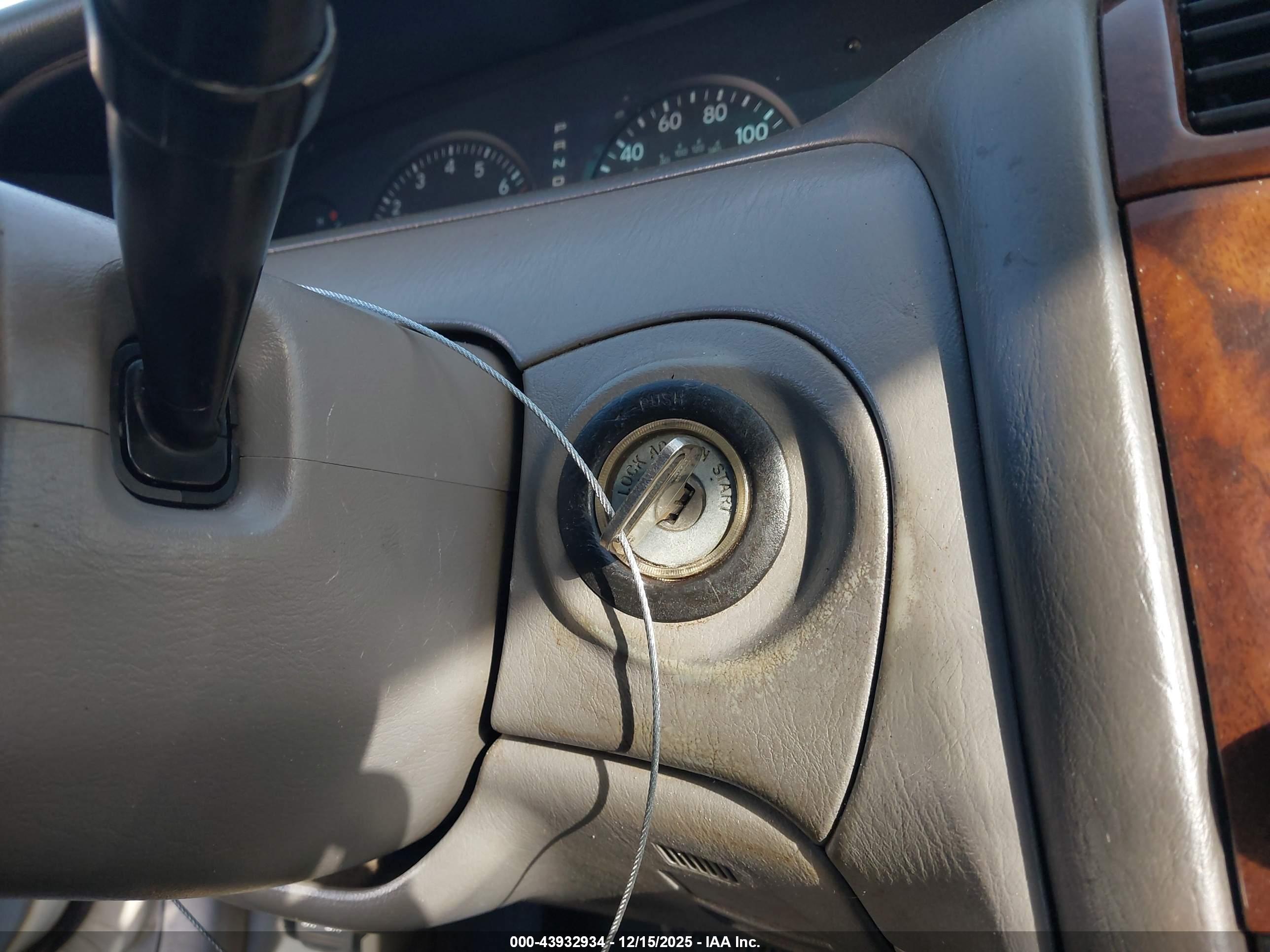 TOYOTA AVALON image 11