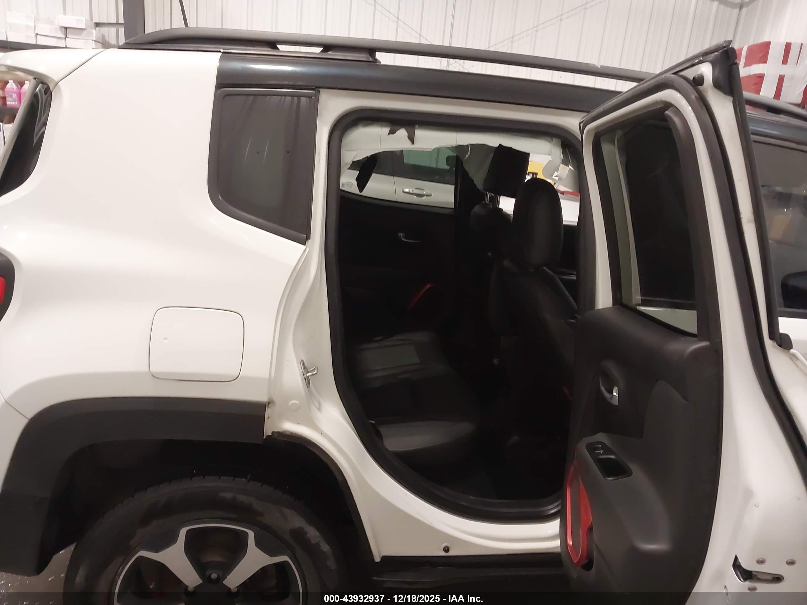 JEEP RENEGADE image 8