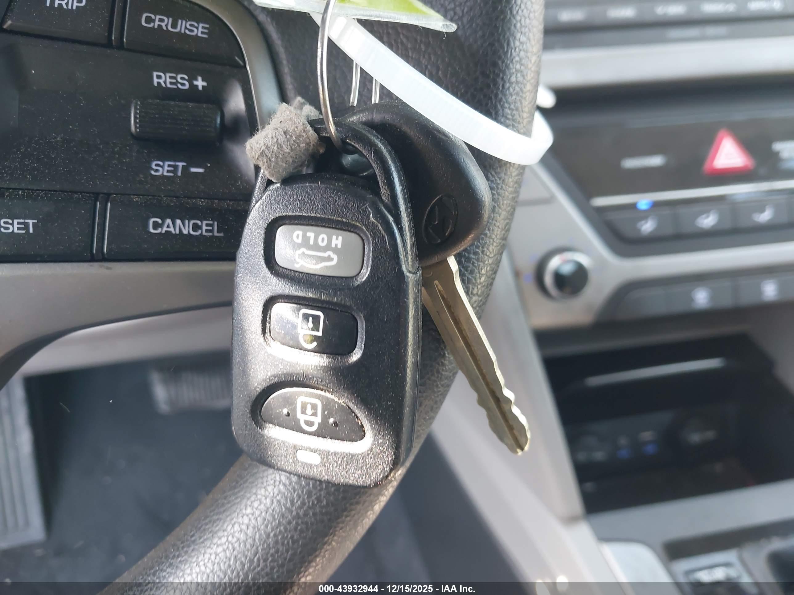 HYUNDAI ELANTRA image 11