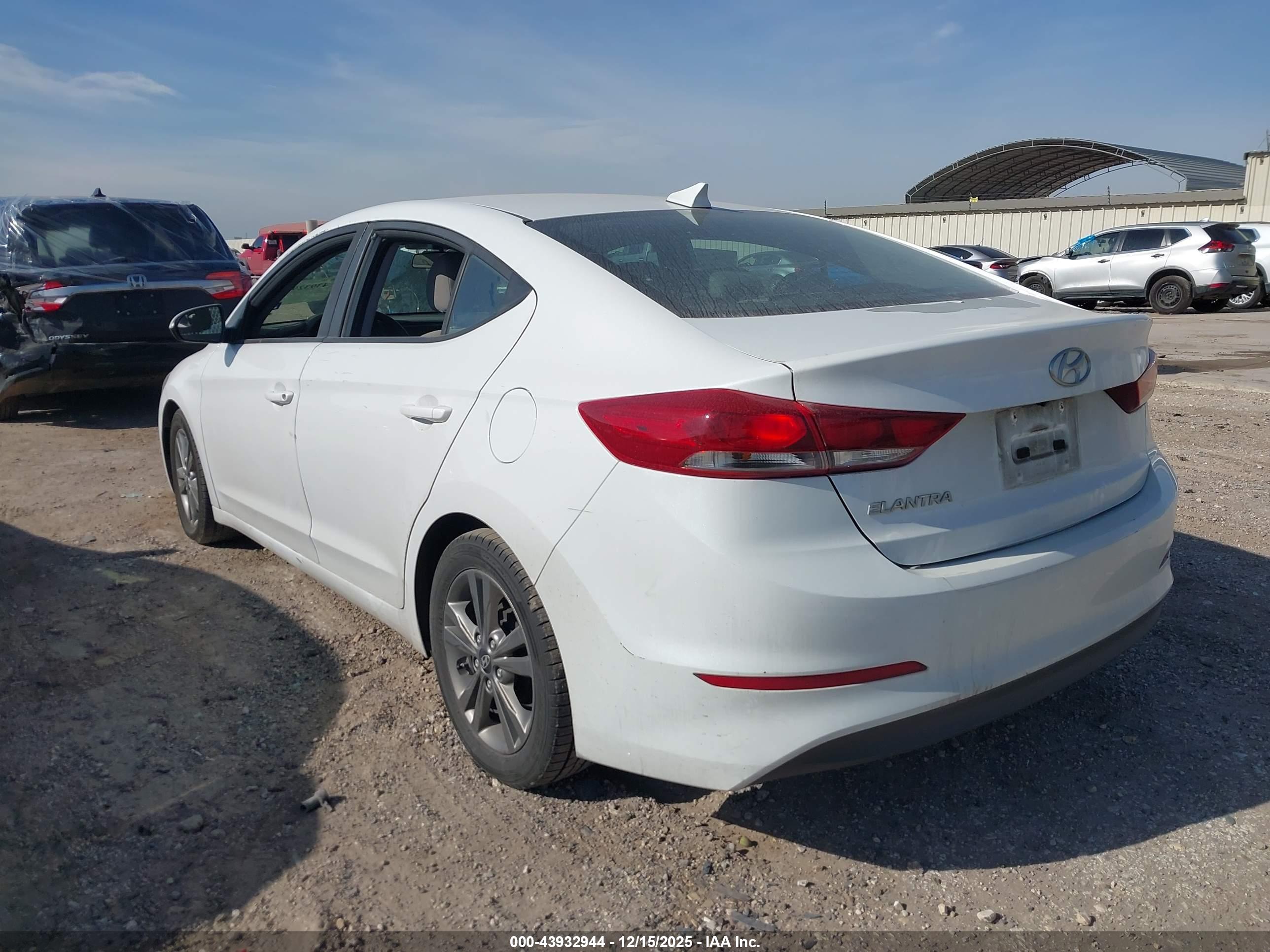 HYUNDAI ELANTRA image 3