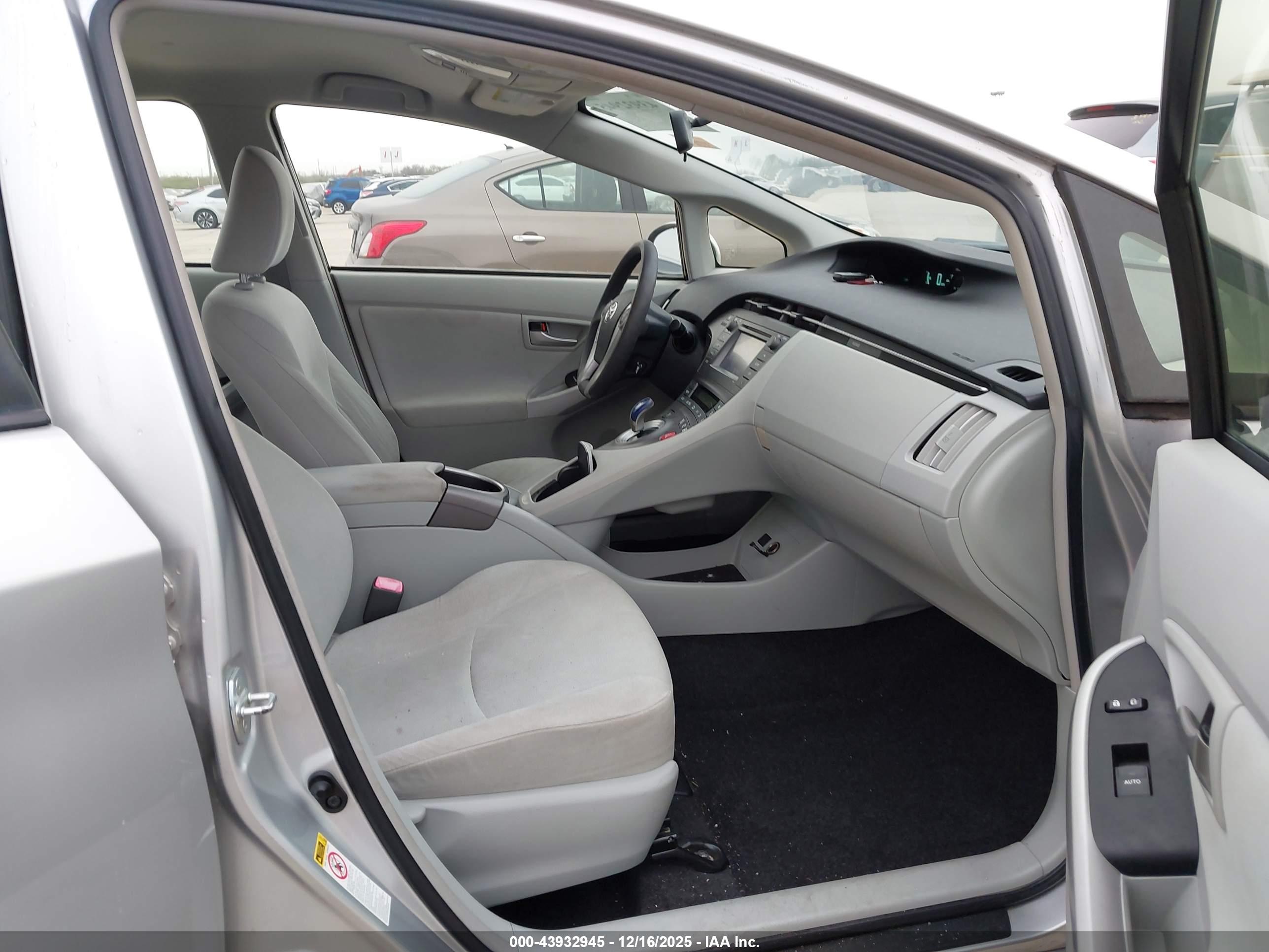 TOYOTA PRIUS image 5