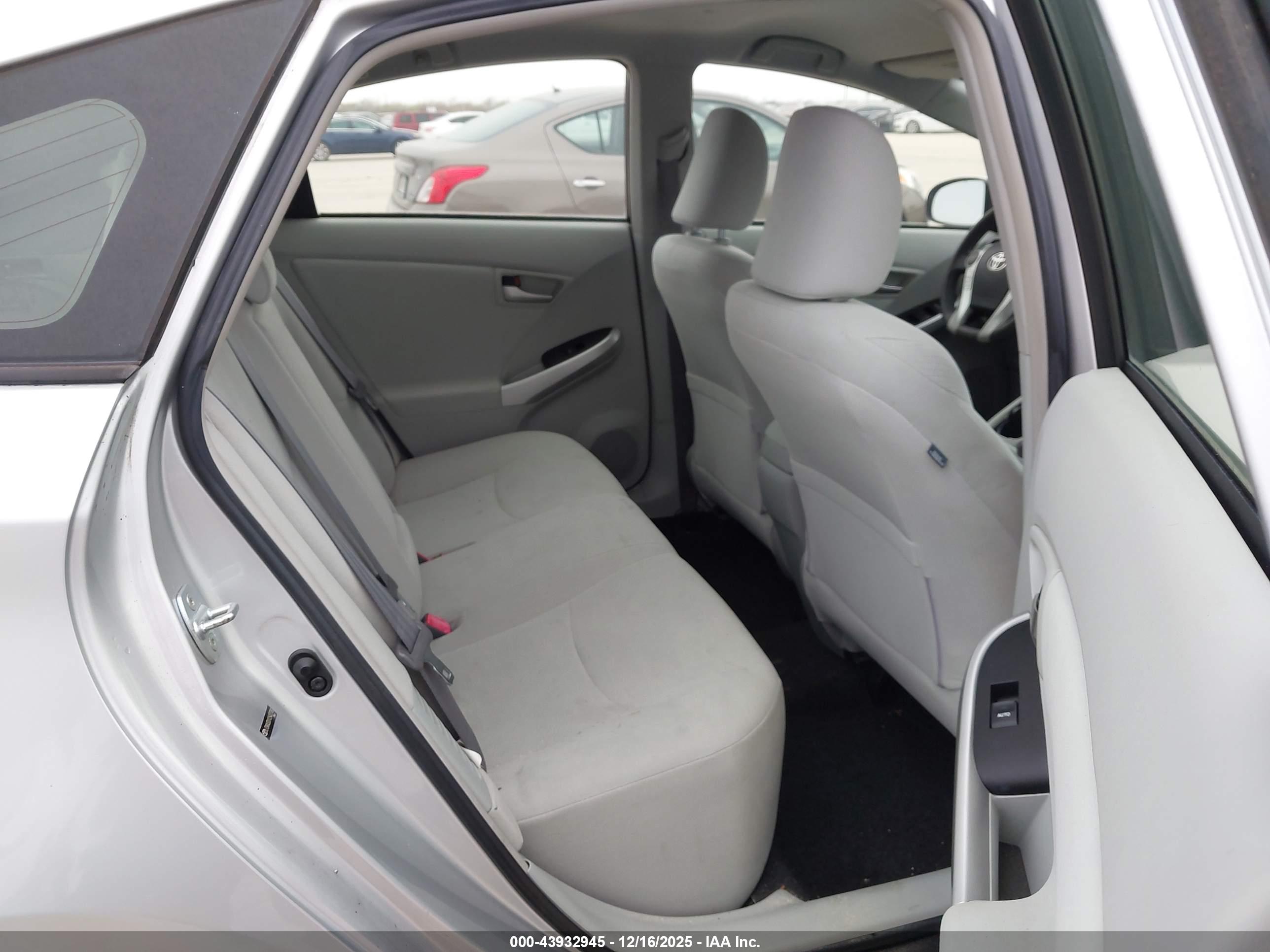 TOYOTA PRIUS image 8