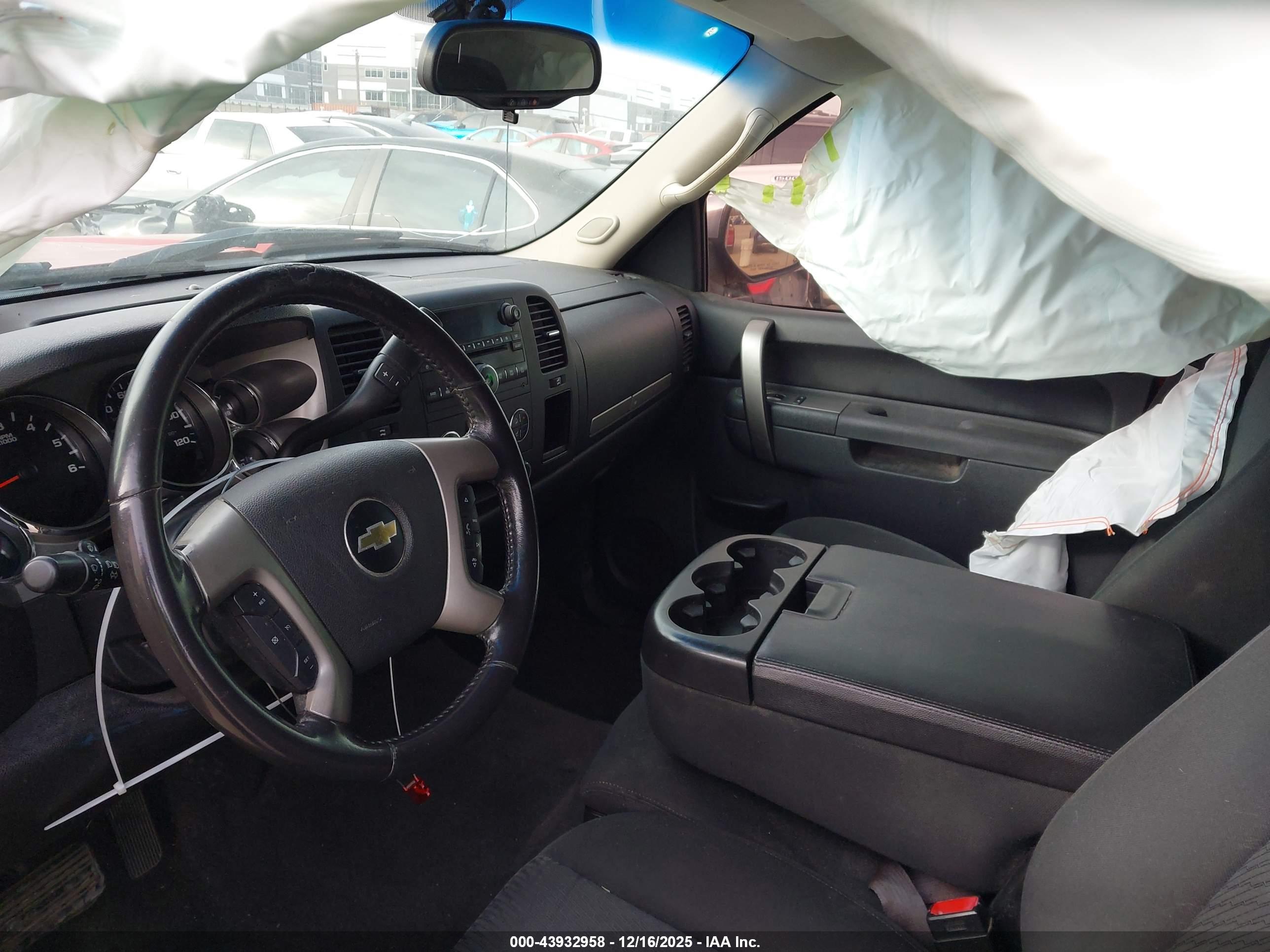 CHEVROLET SILVERADO image 5