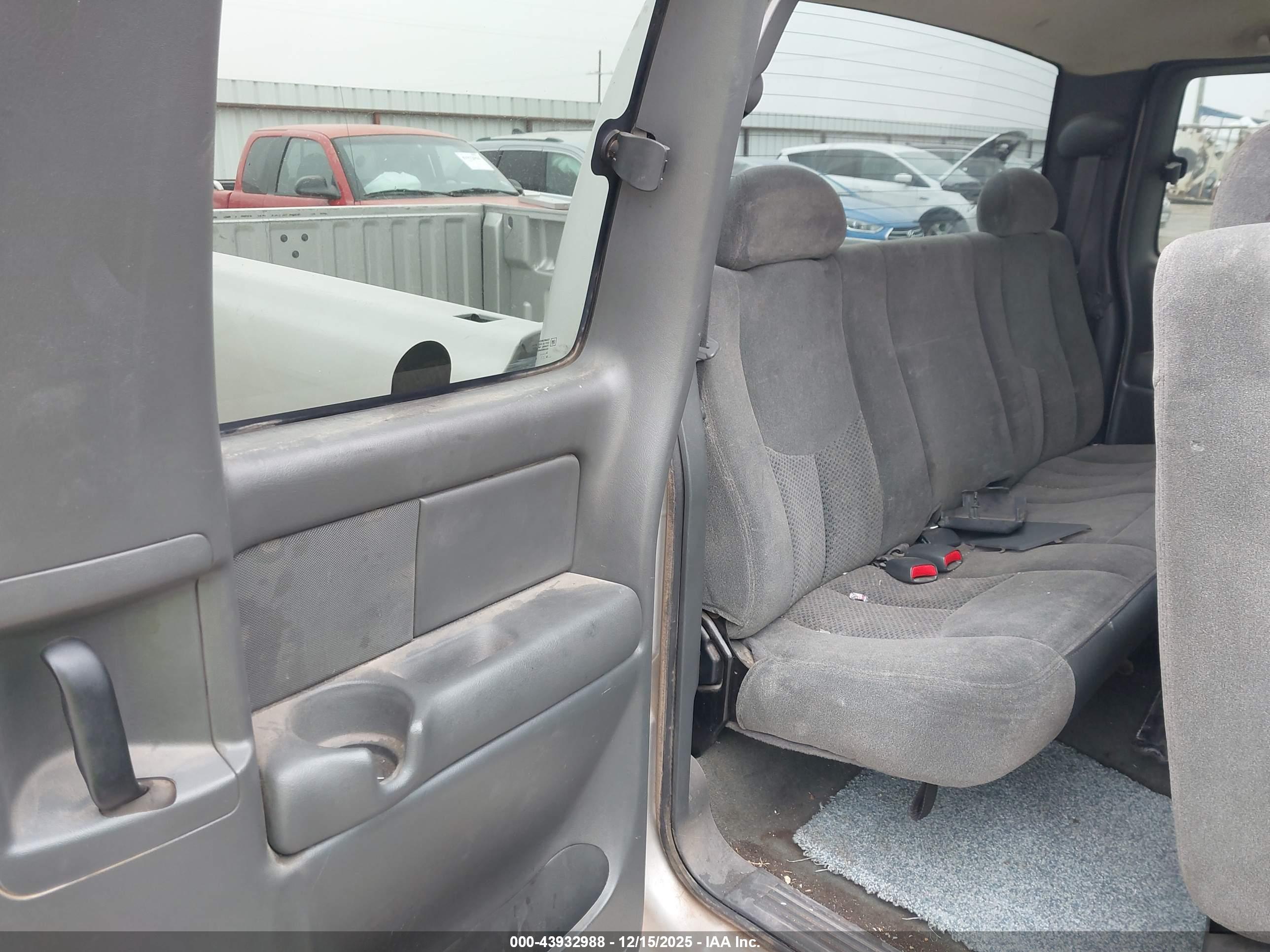 CHEVROLET SILVERADO image 8