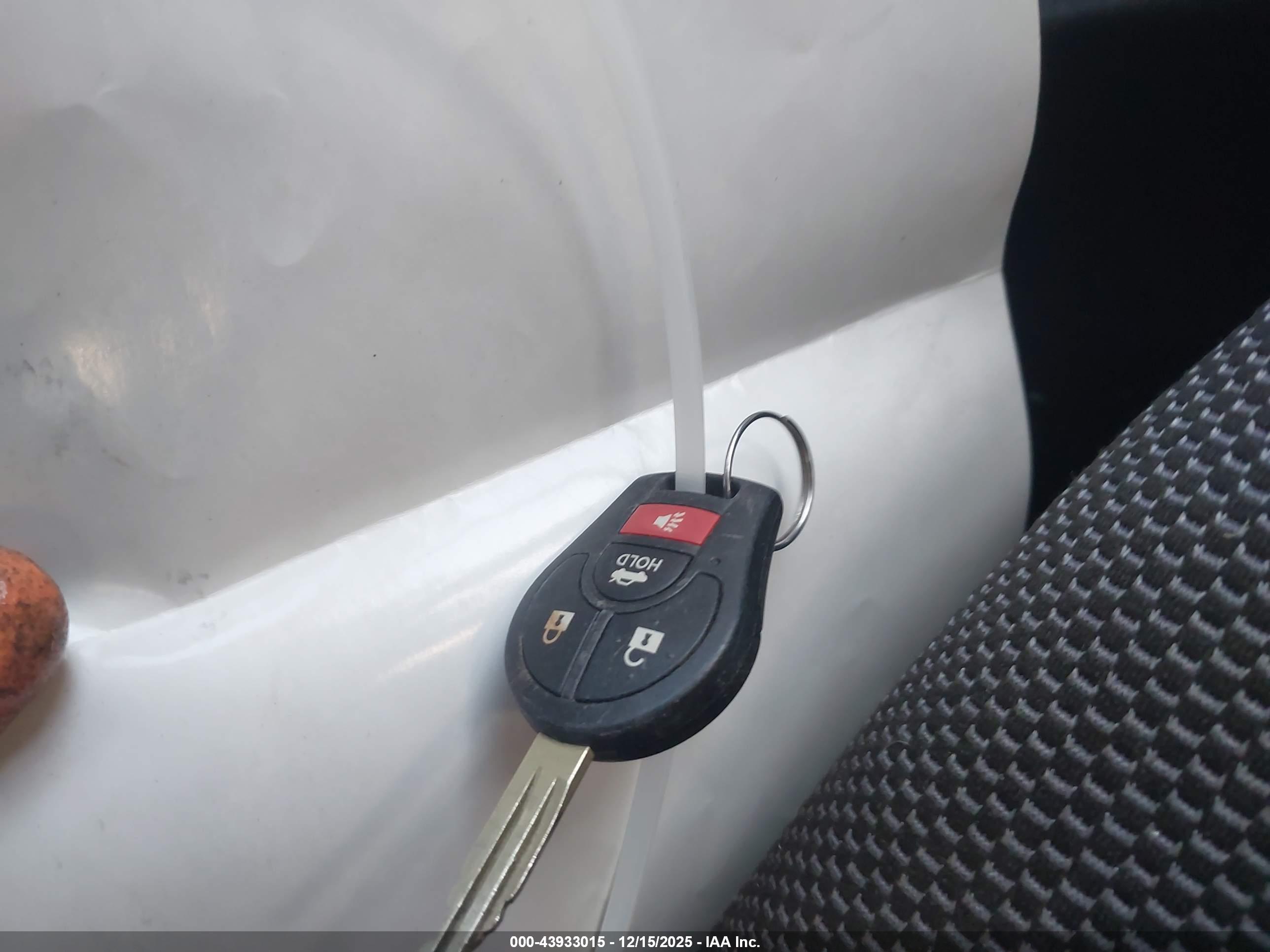 NISSAN VERSA image 11