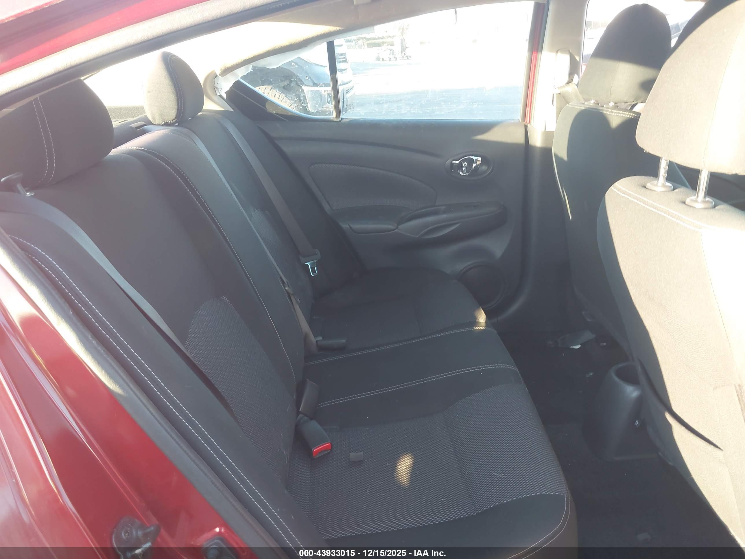 NISSAN VERSA image 8