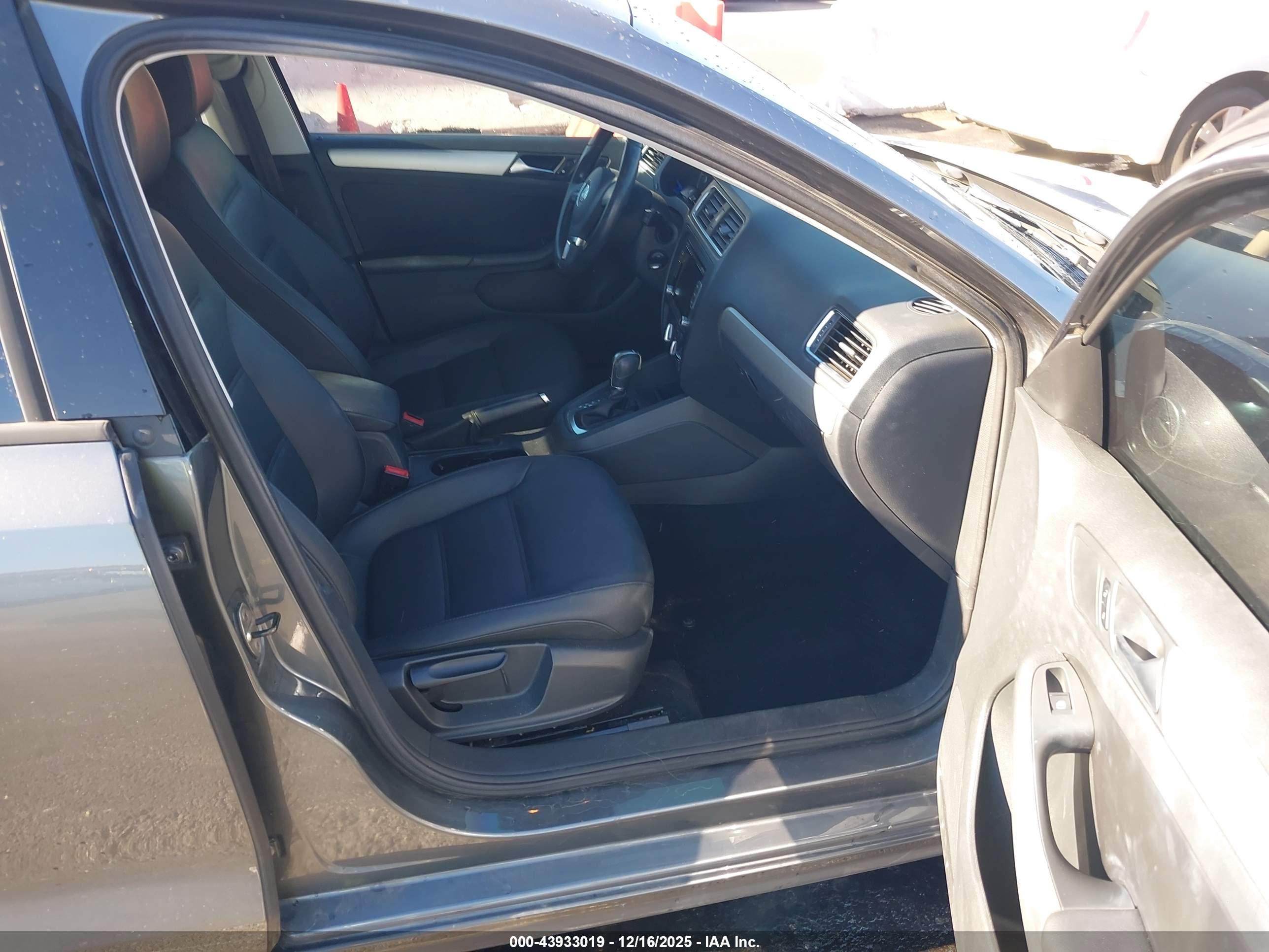 VOLKSWAGEN JETTA image 5