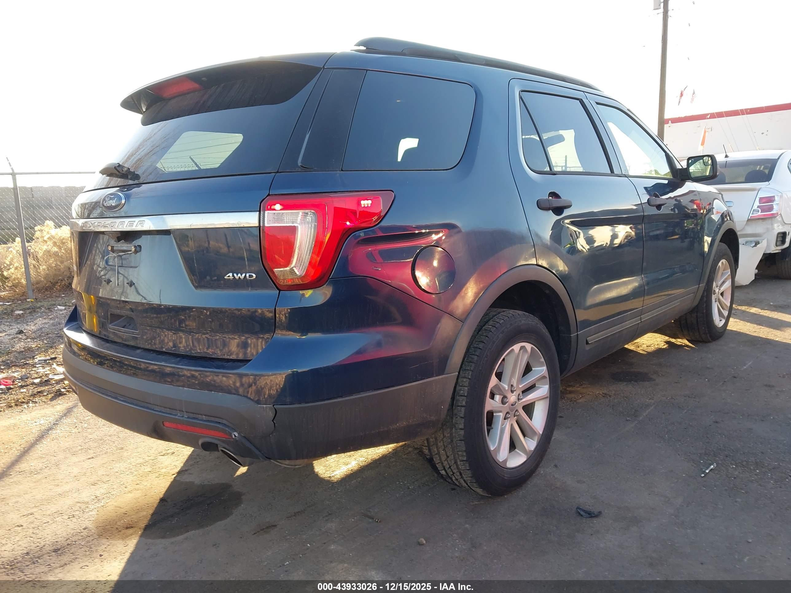 FORD EXPLORER image 4
