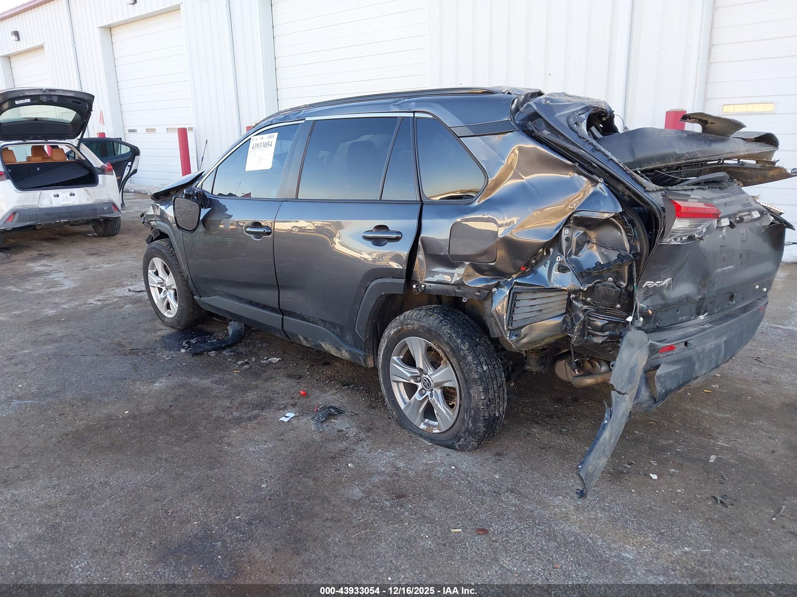 TOYOTA RAV4 image 3