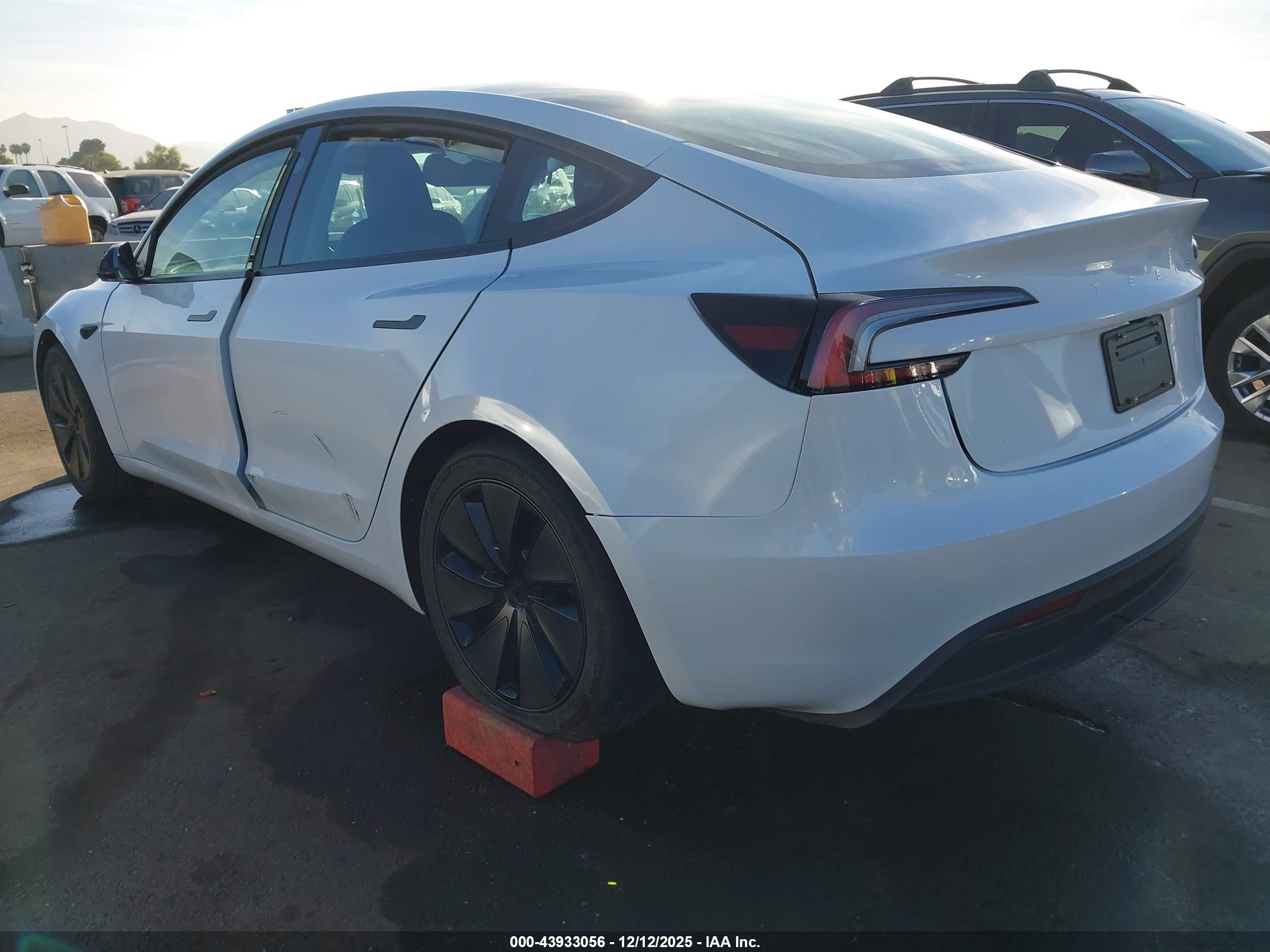 TESLA MODEL image 3