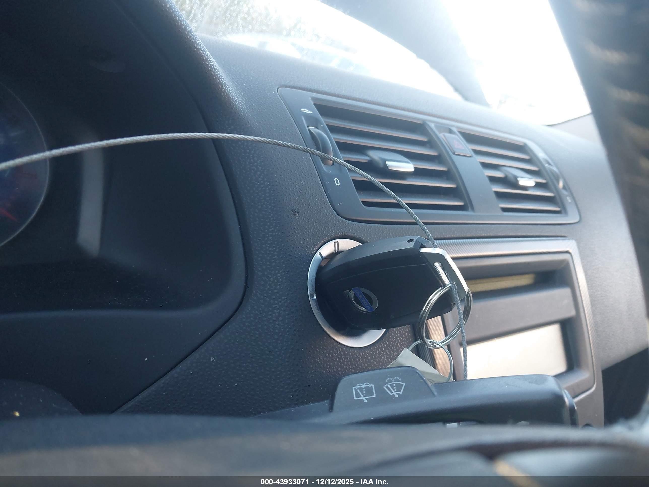 VOLVO C30 image 11