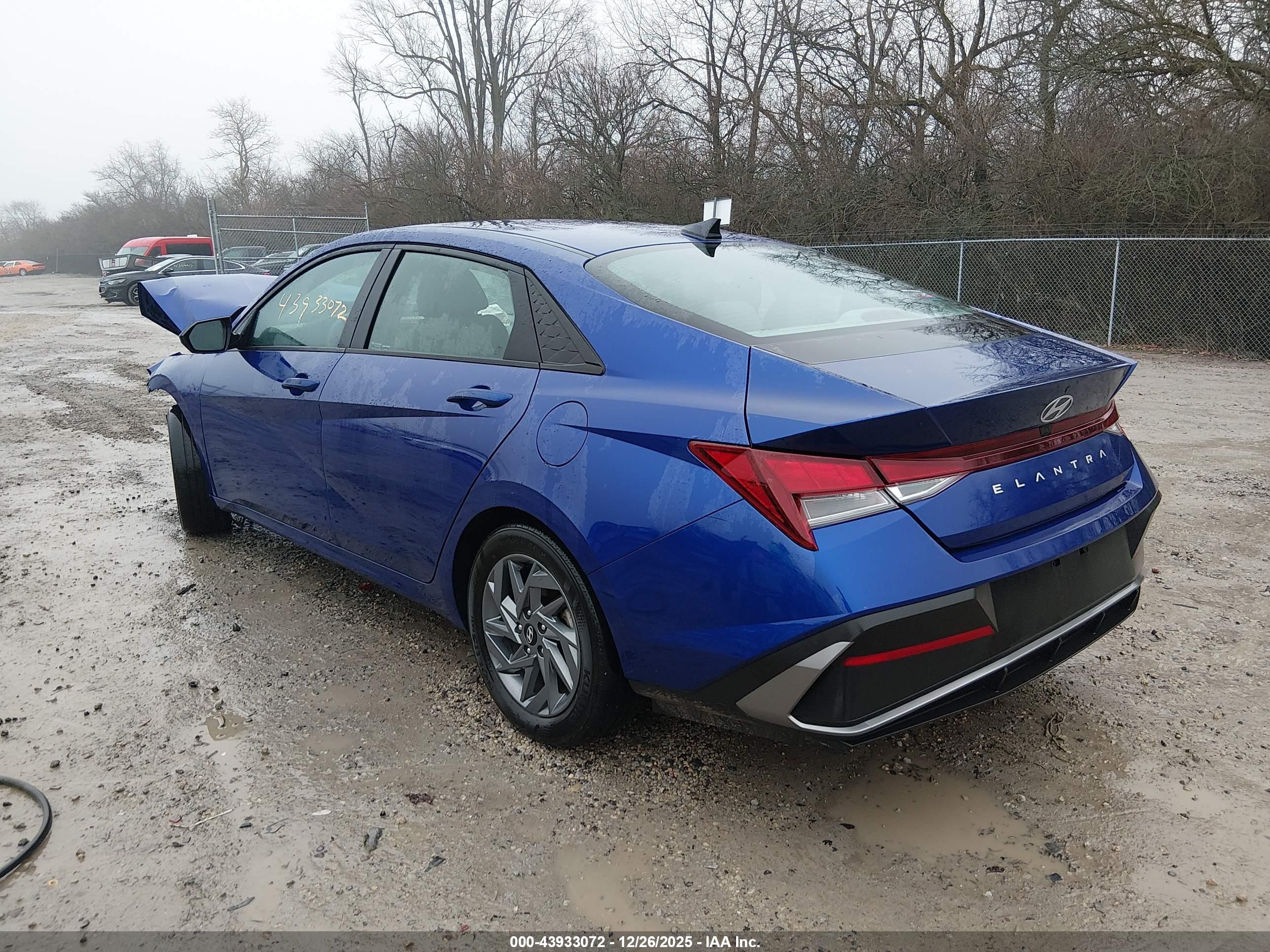 HYUNDAI ELANTRA image 3
