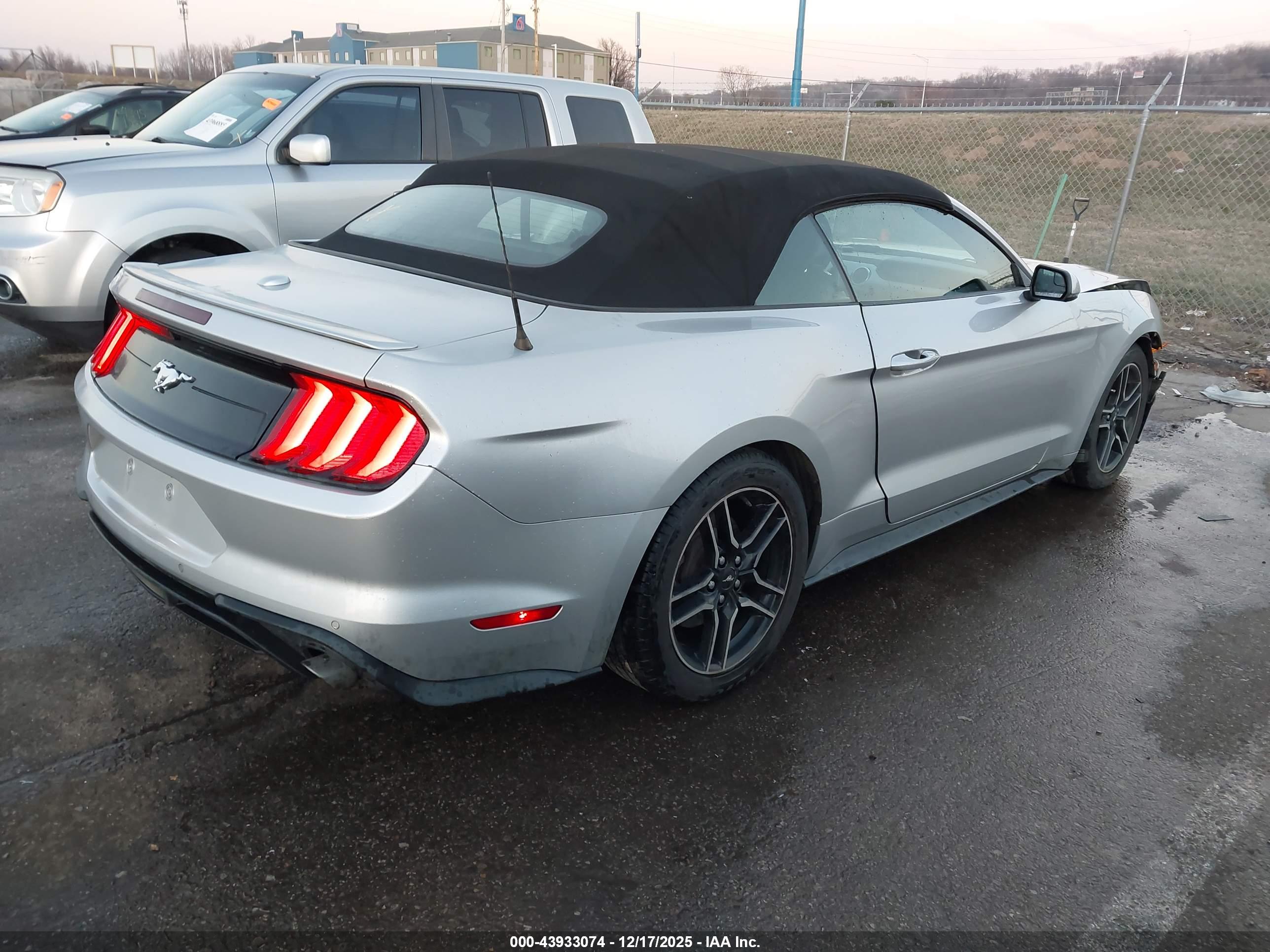 FORD MUSTANG image 4