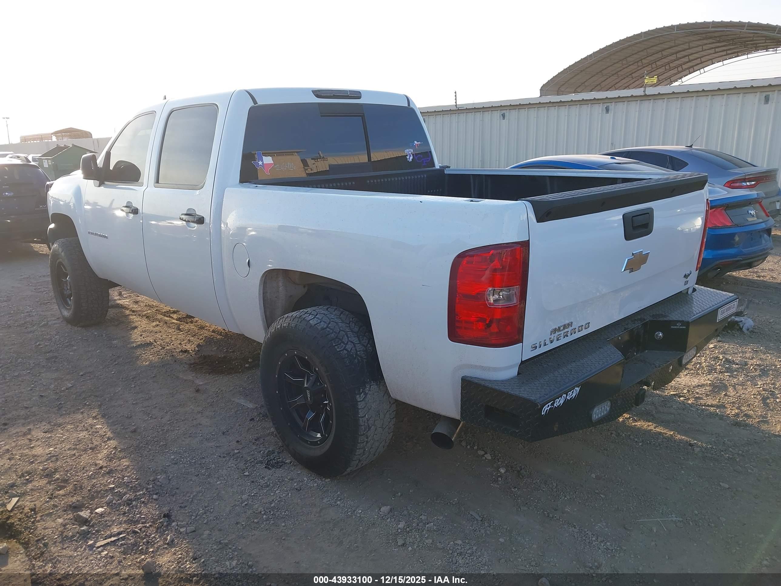 CHEVROLET SILVERADO image 3