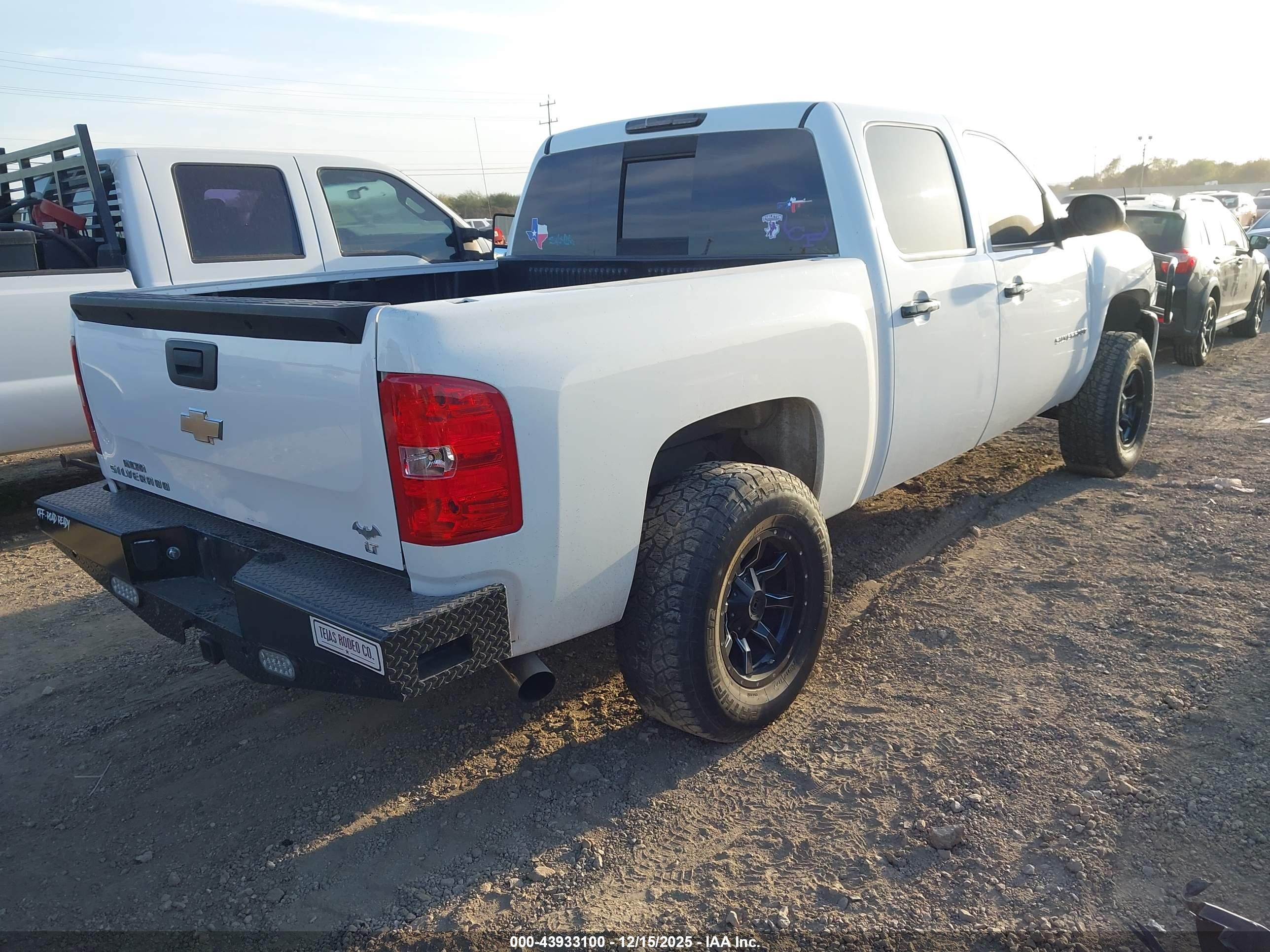 CHEVROLET SILVERADO image 4