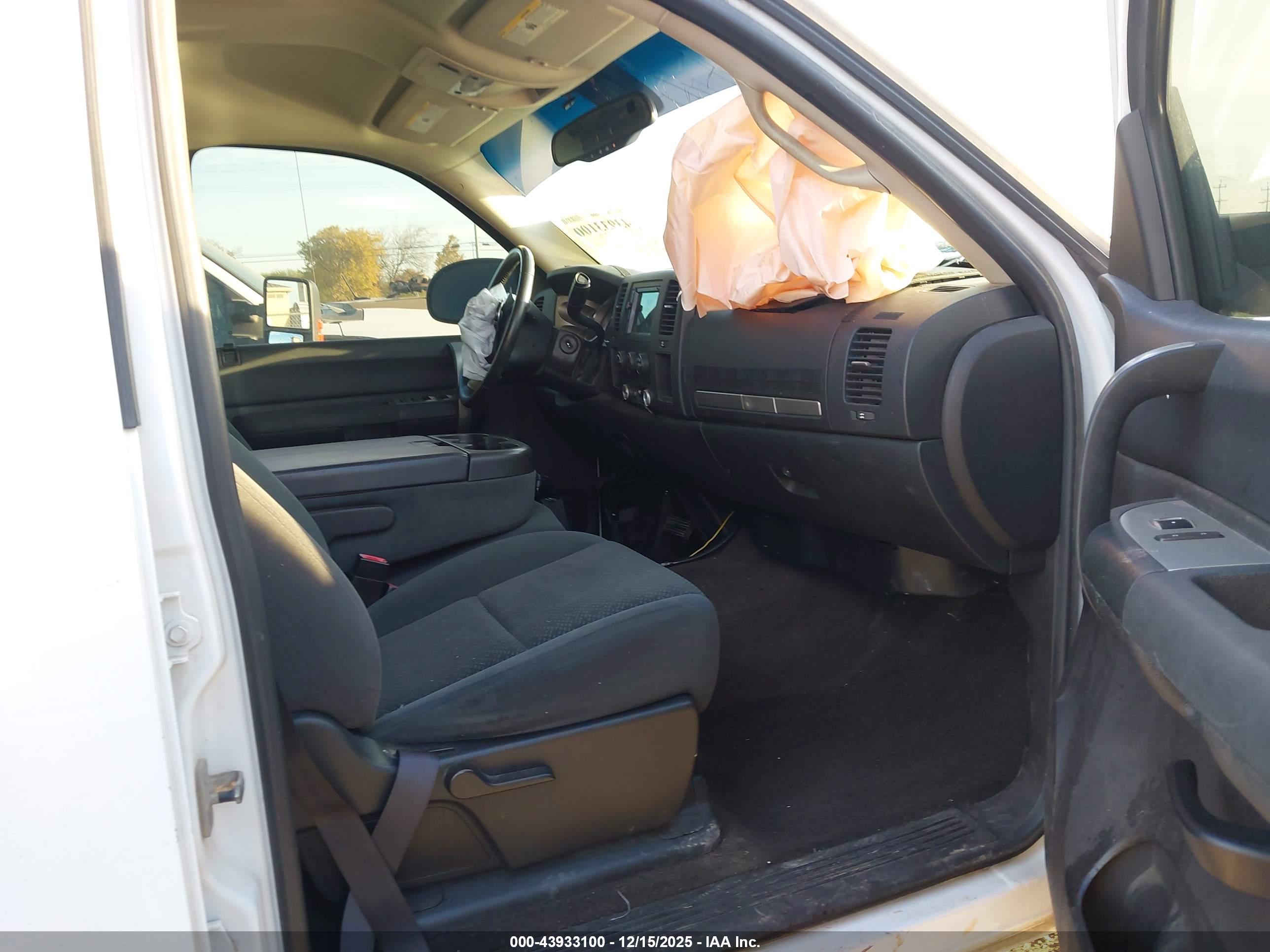 CHEVROLET SILVERADO image 5