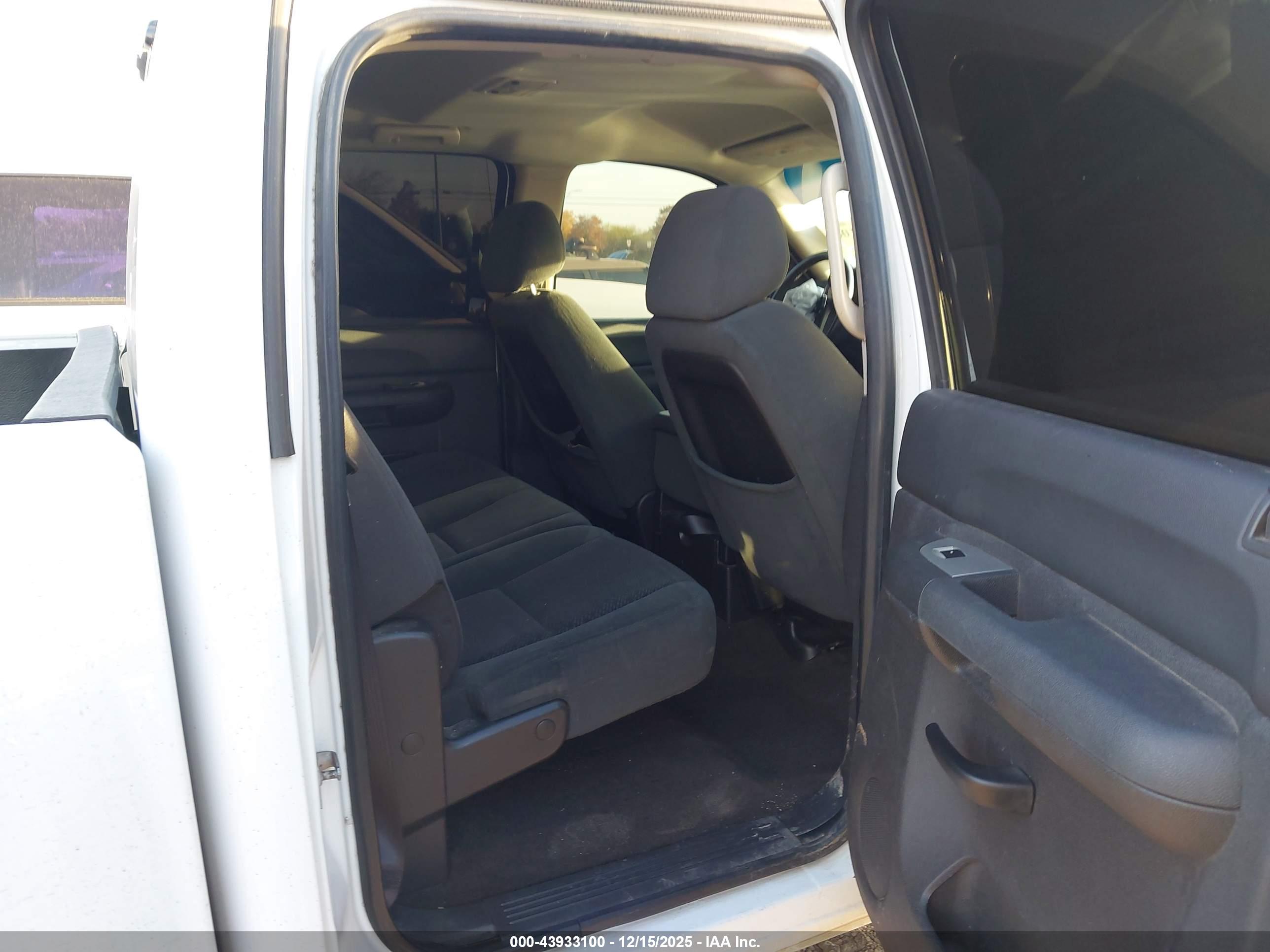 CHEVROLET SILVERADO image 8