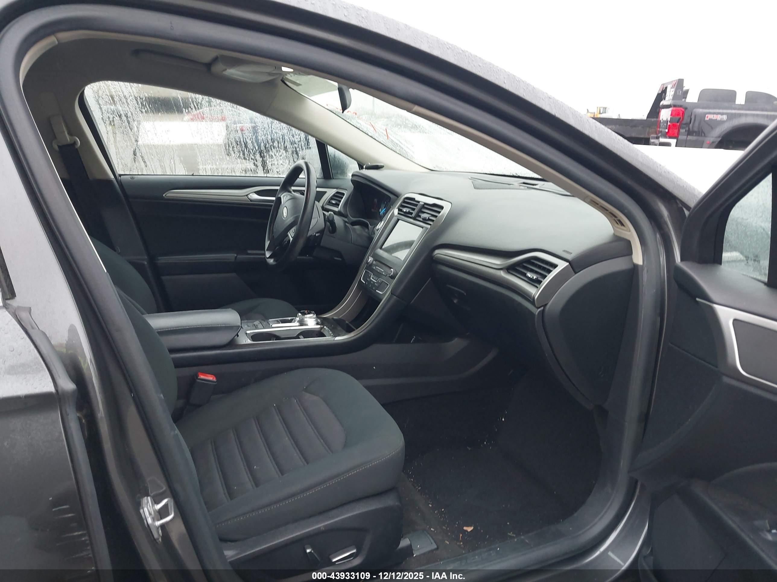 FORD FUSION image 5