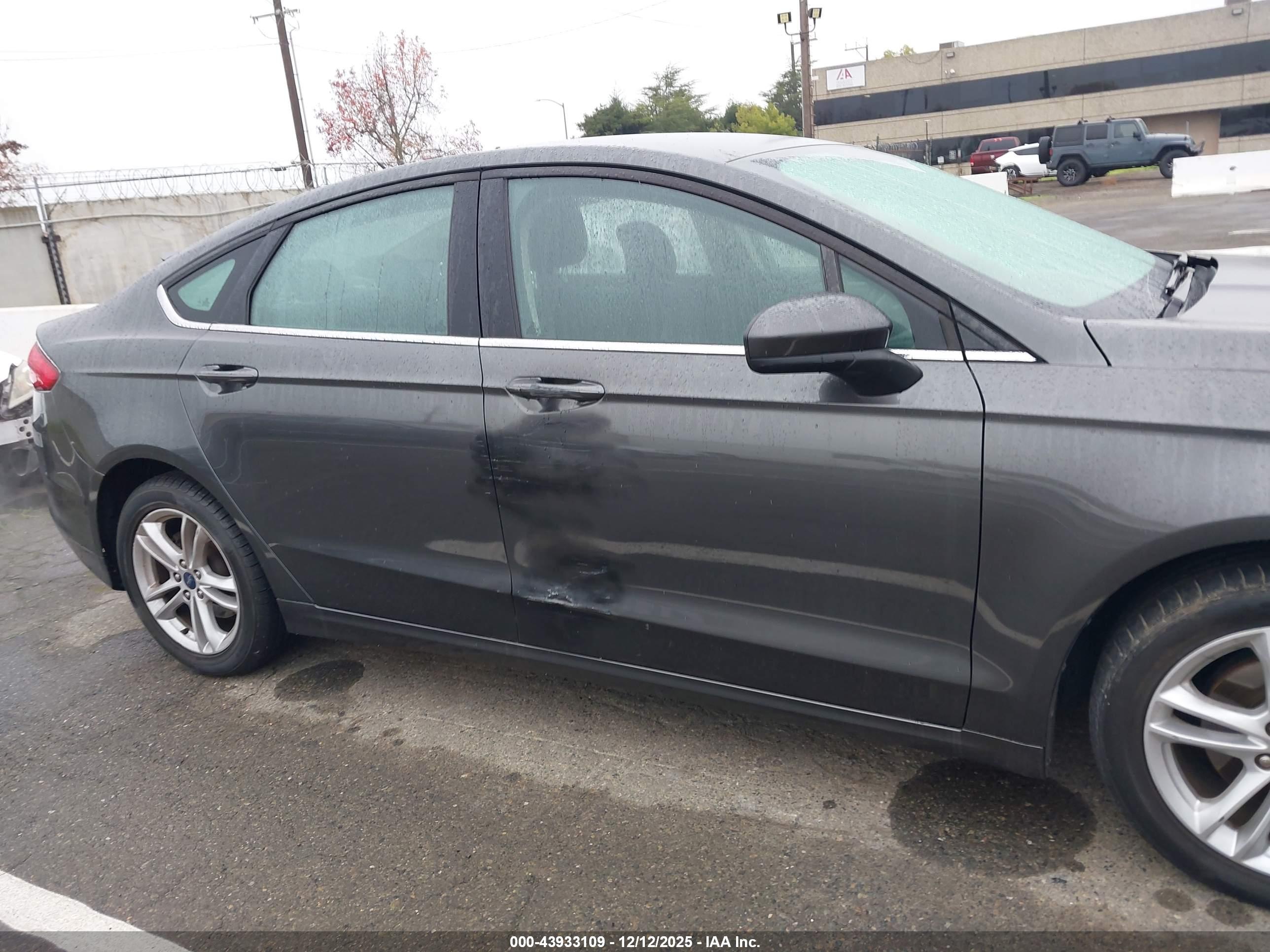 FORD FUSION image 6