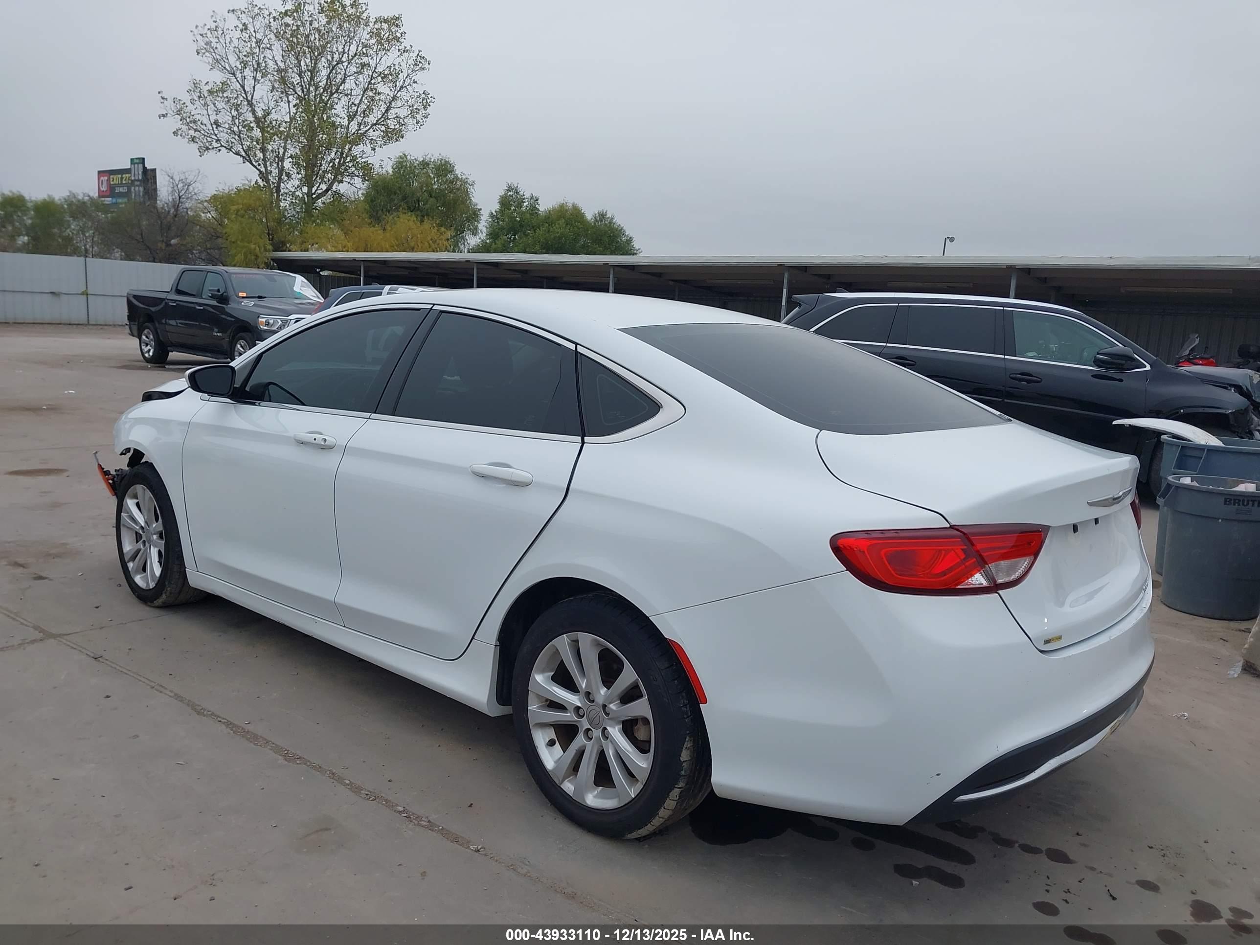 CHRYSLER 200 image 3