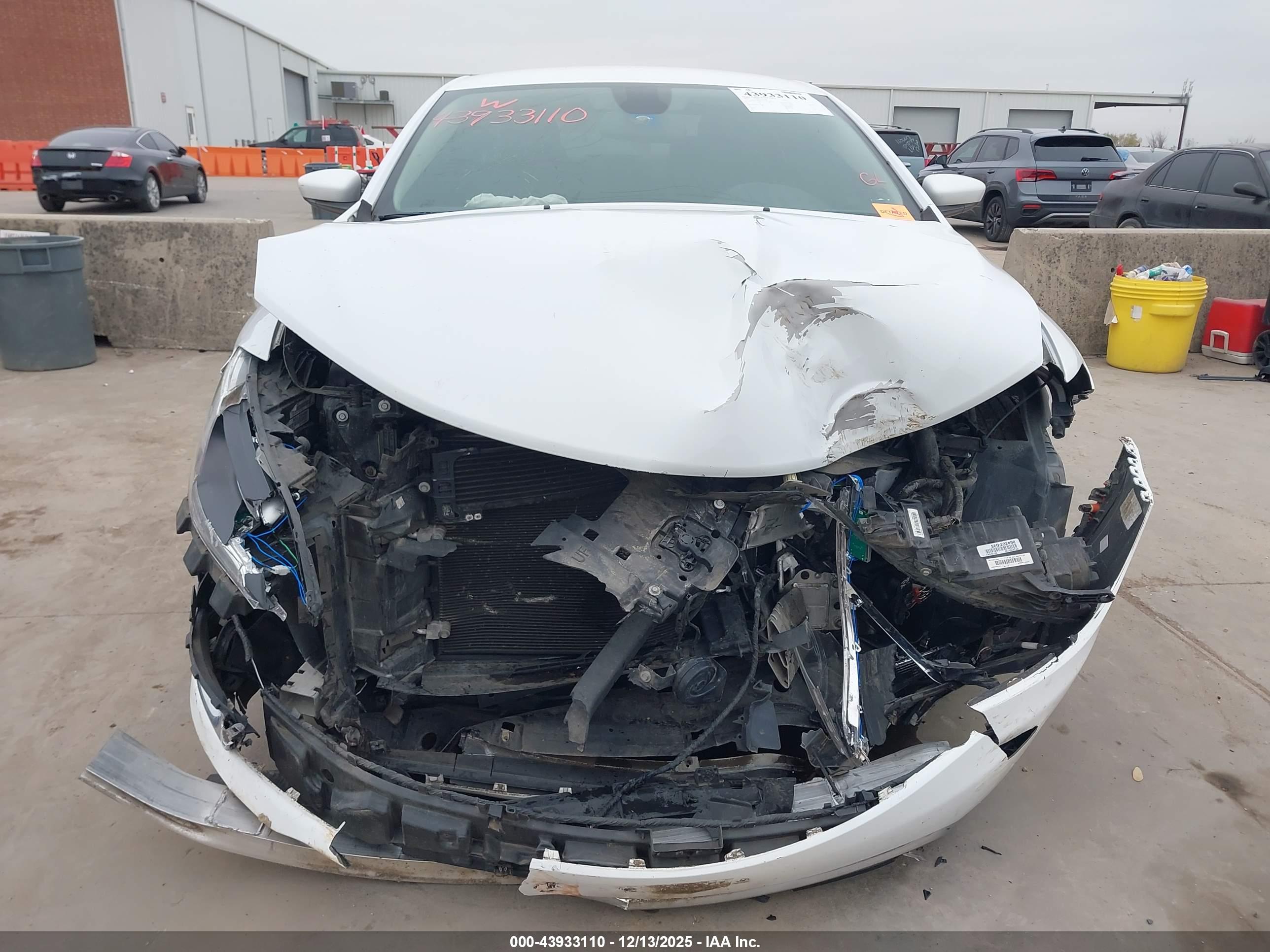 CHRYSLER 200 image 6