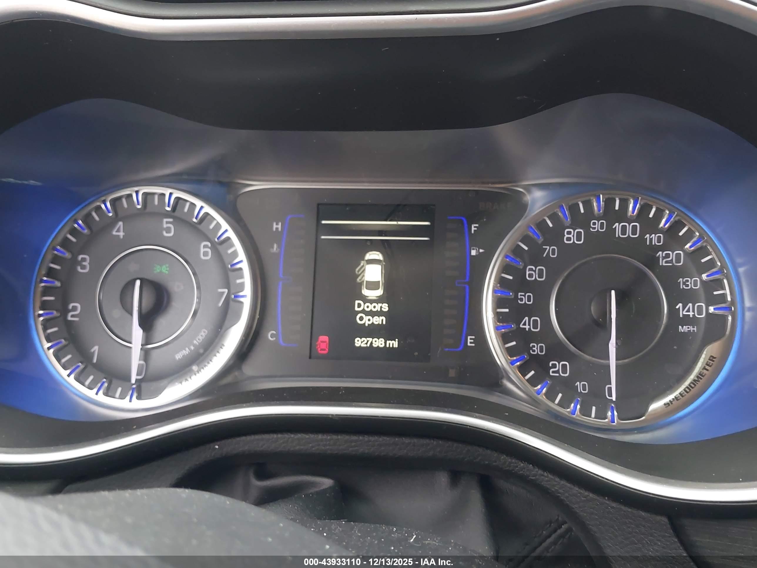 CHRYSLER 200 image 7