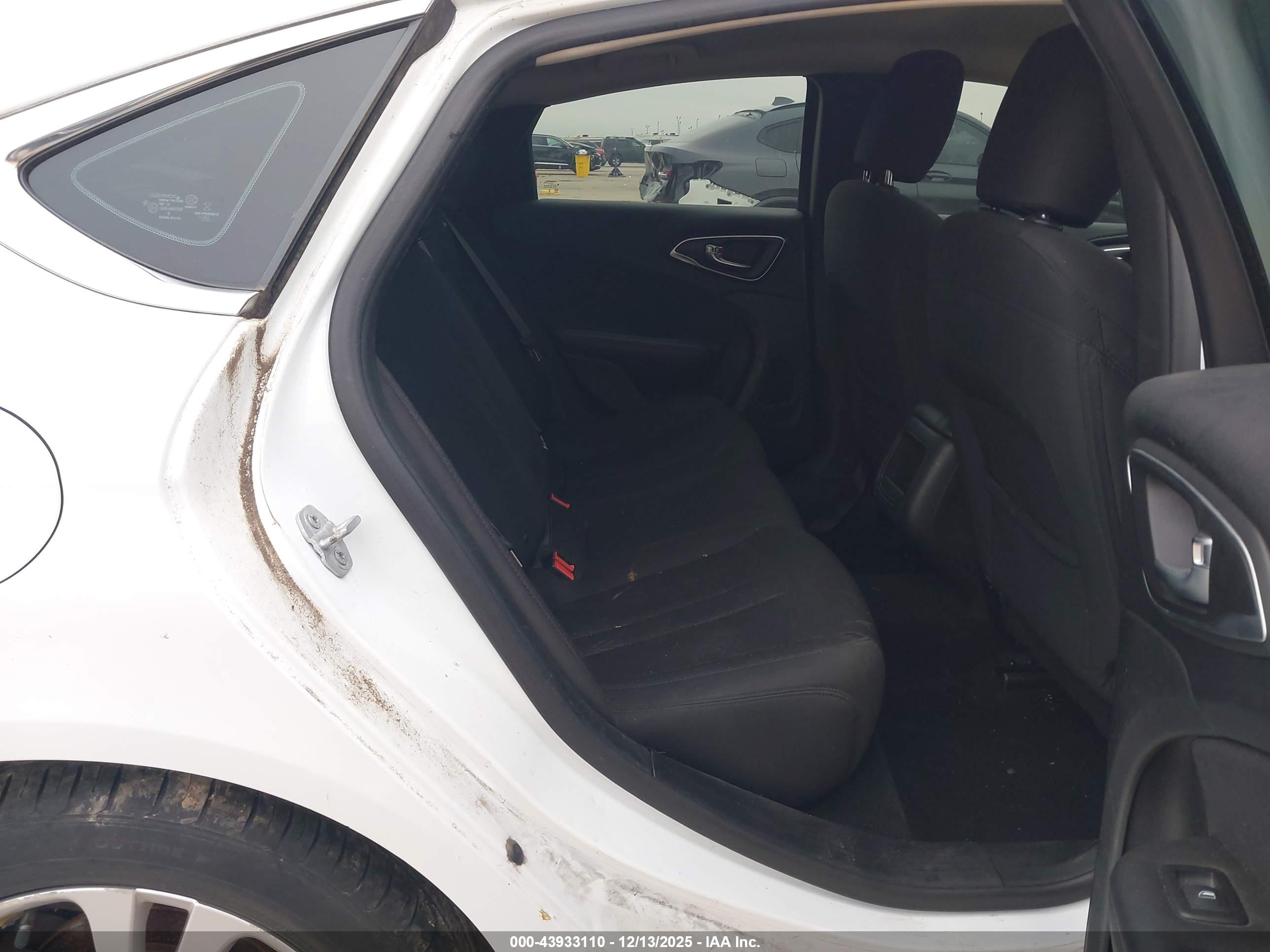 CHRYSLER 200 image 8